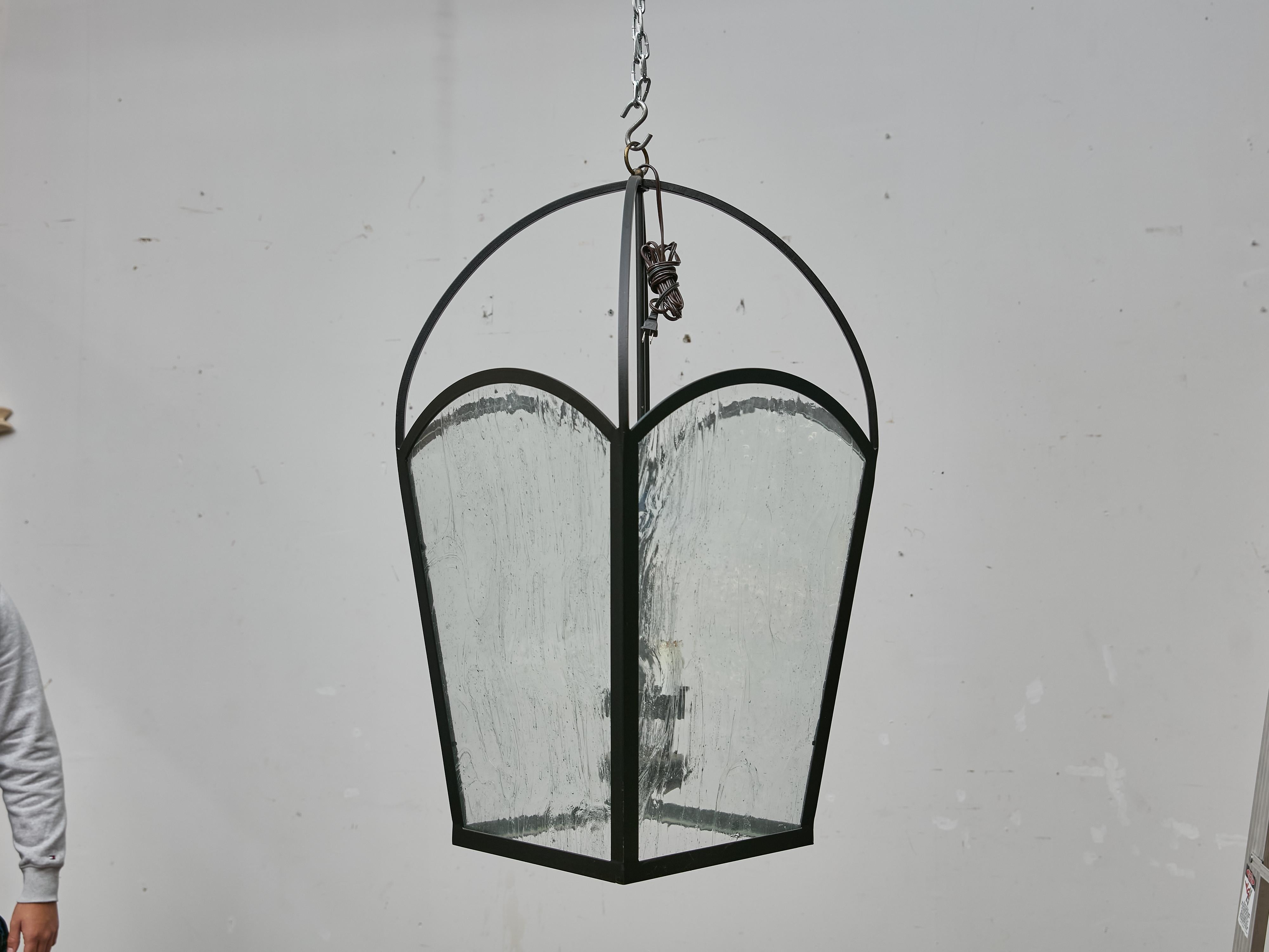 Français Paire de grandes lanternes françaises en fer des années 1900 avec verre ondulé, recâblées pour les États-Unis en vente