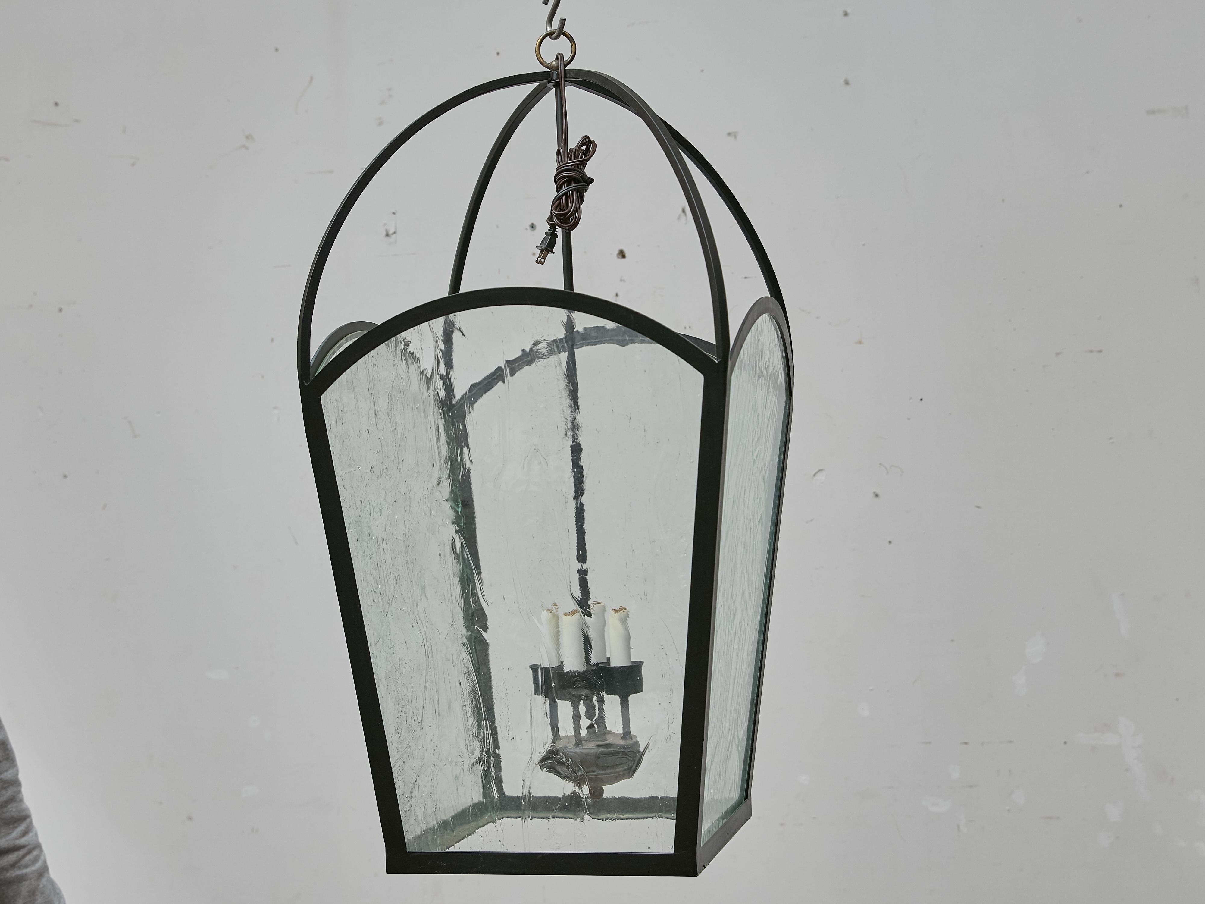 Paire de grandes lanternes françaises en fer des années 1900 avec verre ondulé, recâblées pour les États-Unis Bon état - En vente à Atlanta, GA