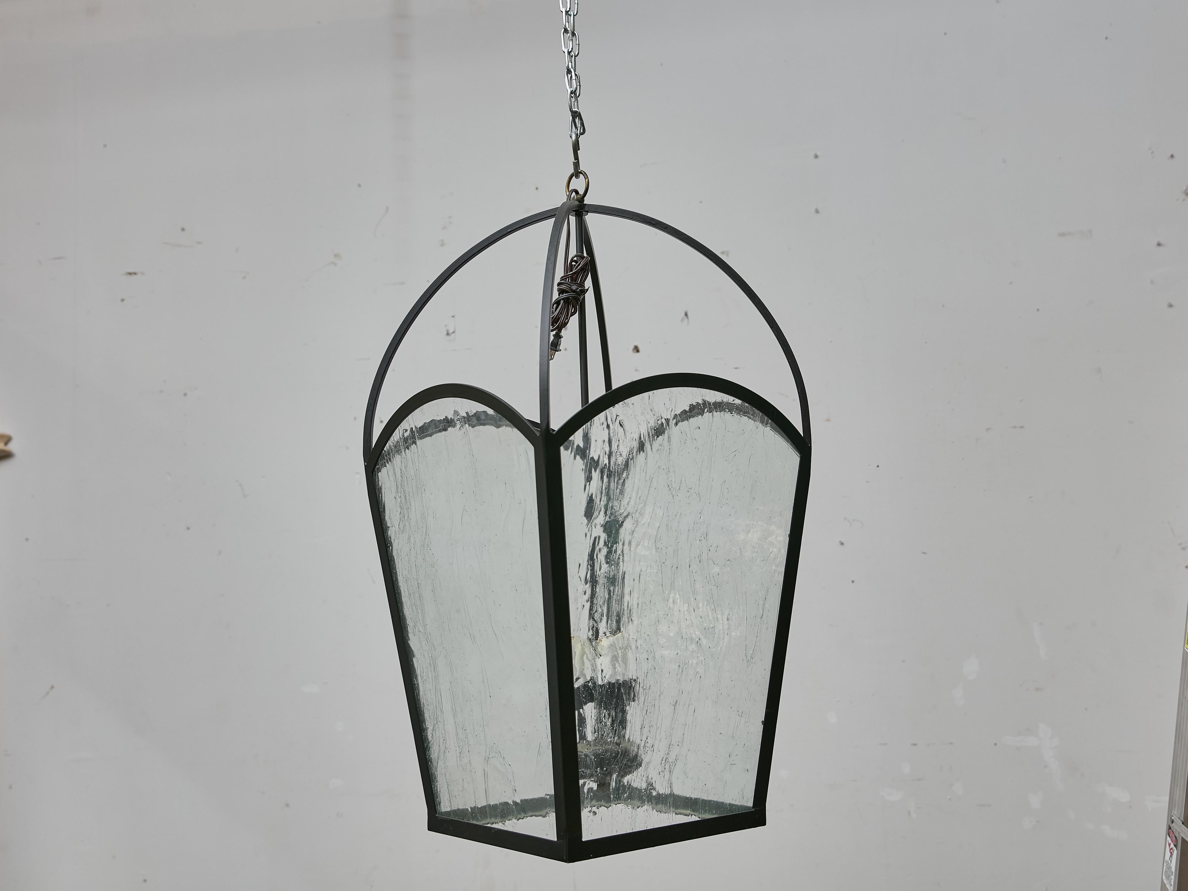 20ième siècle Paire de grandes lanternes françaises en fer des années 1900 avec verre ondulé, recâblées pour les États-Unis en vente