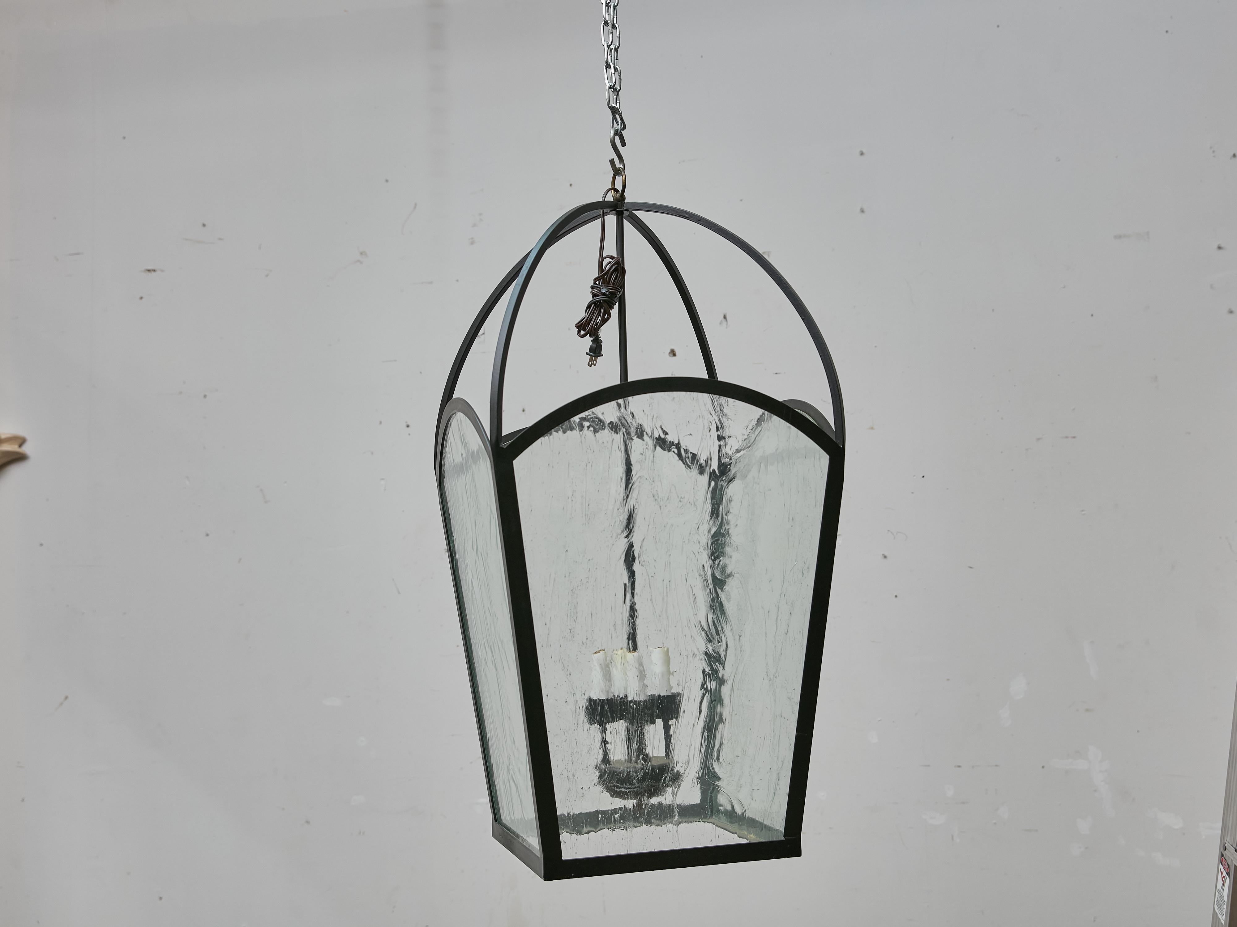 Verre Paire de grandes lanternes françaises en fer des années 1900 avec verre ondulé, recâblées pour les États-Unis en vente