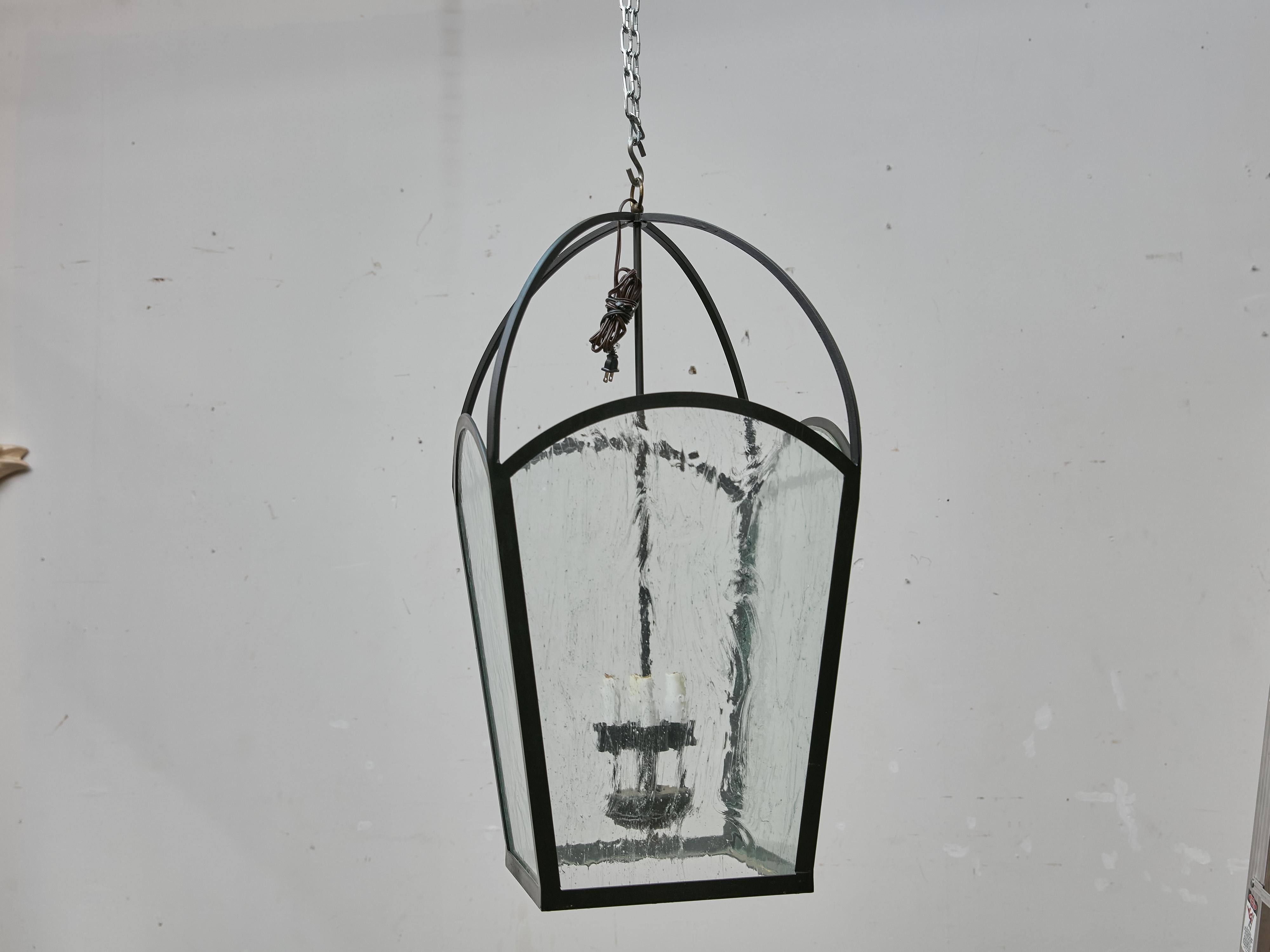 Paire de grandes lanternes françaises en fer des années 1900 avec verre ondulé, recâblées pour les États-Unis en vente 1