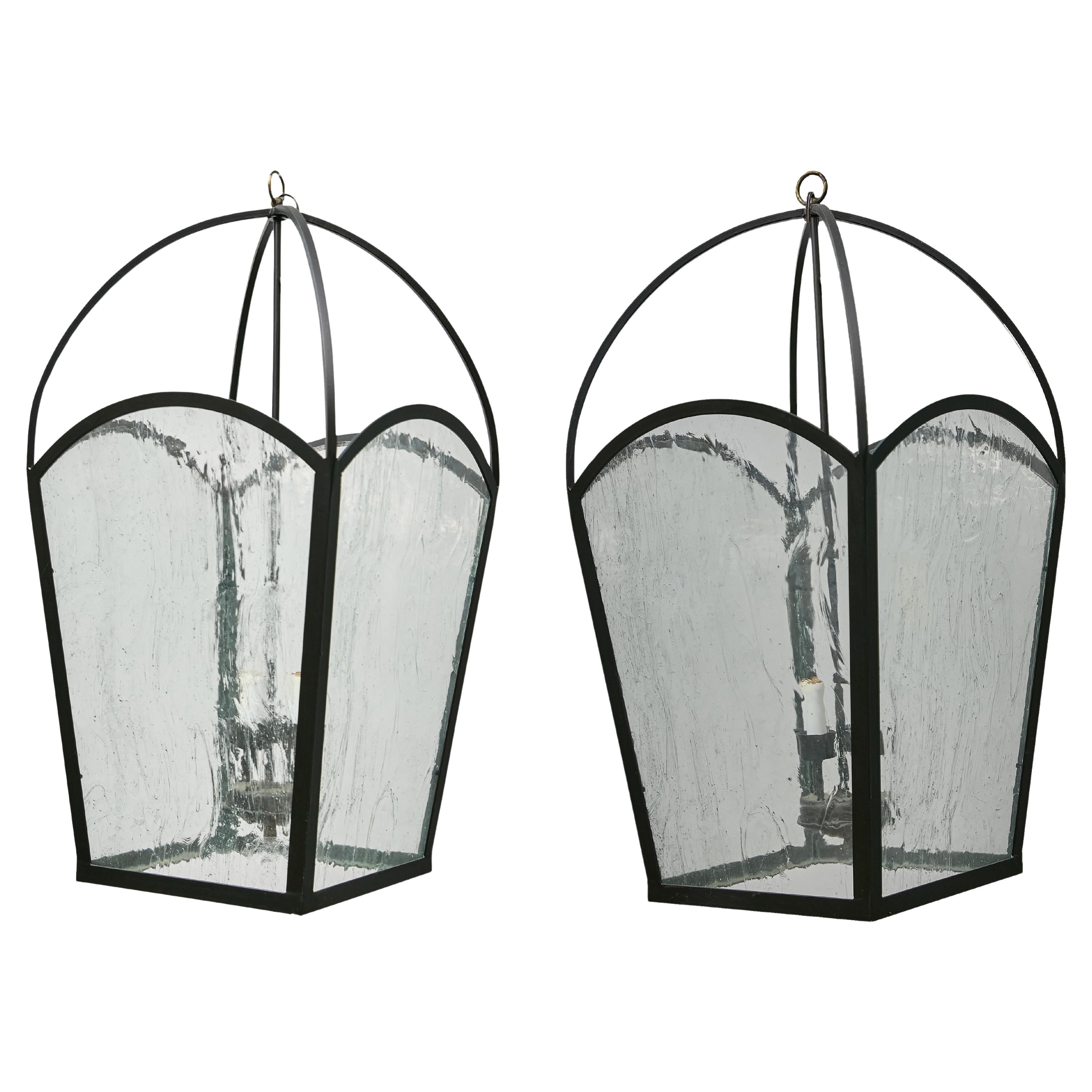 Paire de grandes lanternes françaises en fer des années 1900 avec verre ondulé, recâblées pour les États-Unis