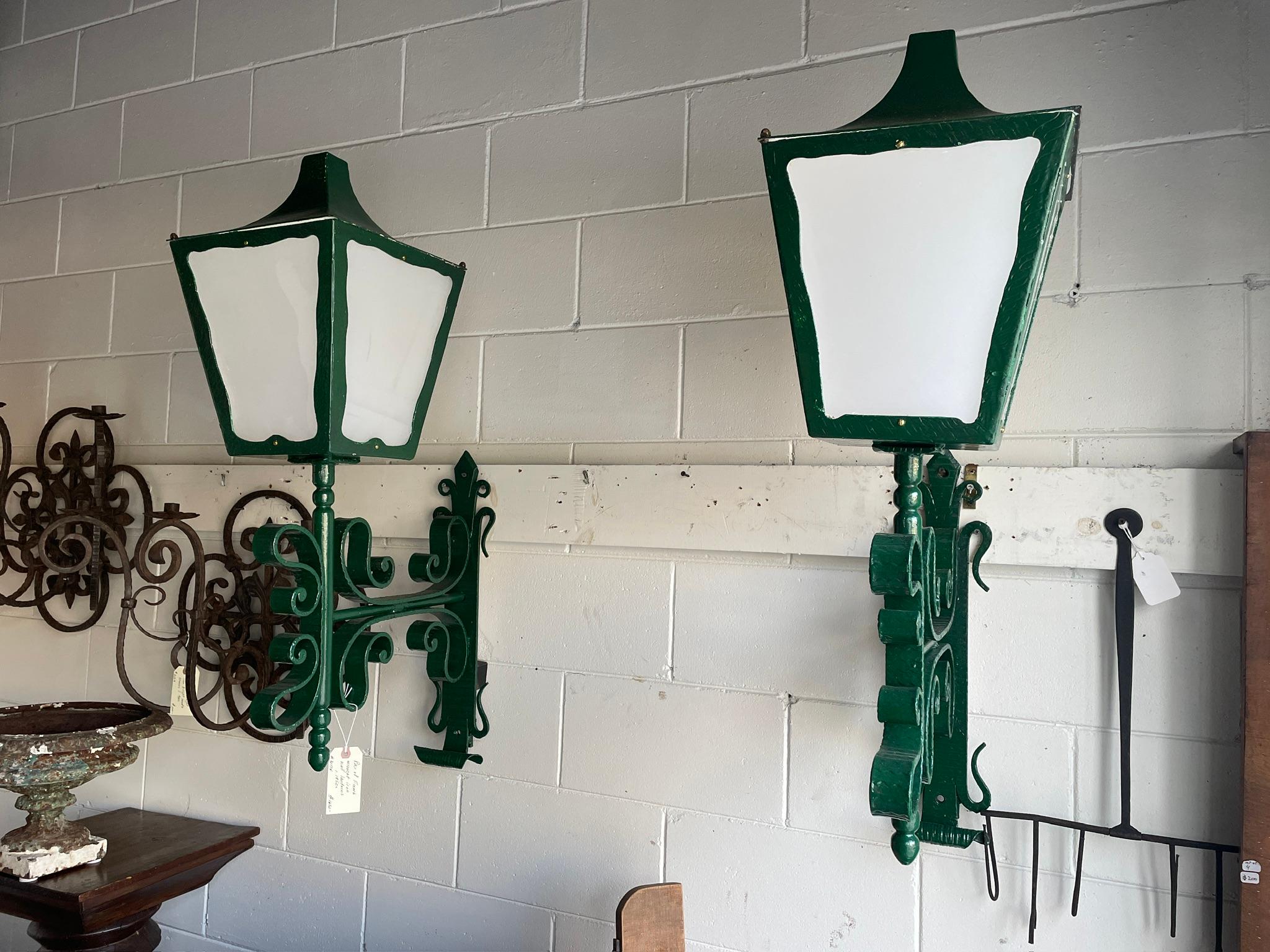 Coppia di grandi lanterne architettoniche francesi da parete in vendita 3