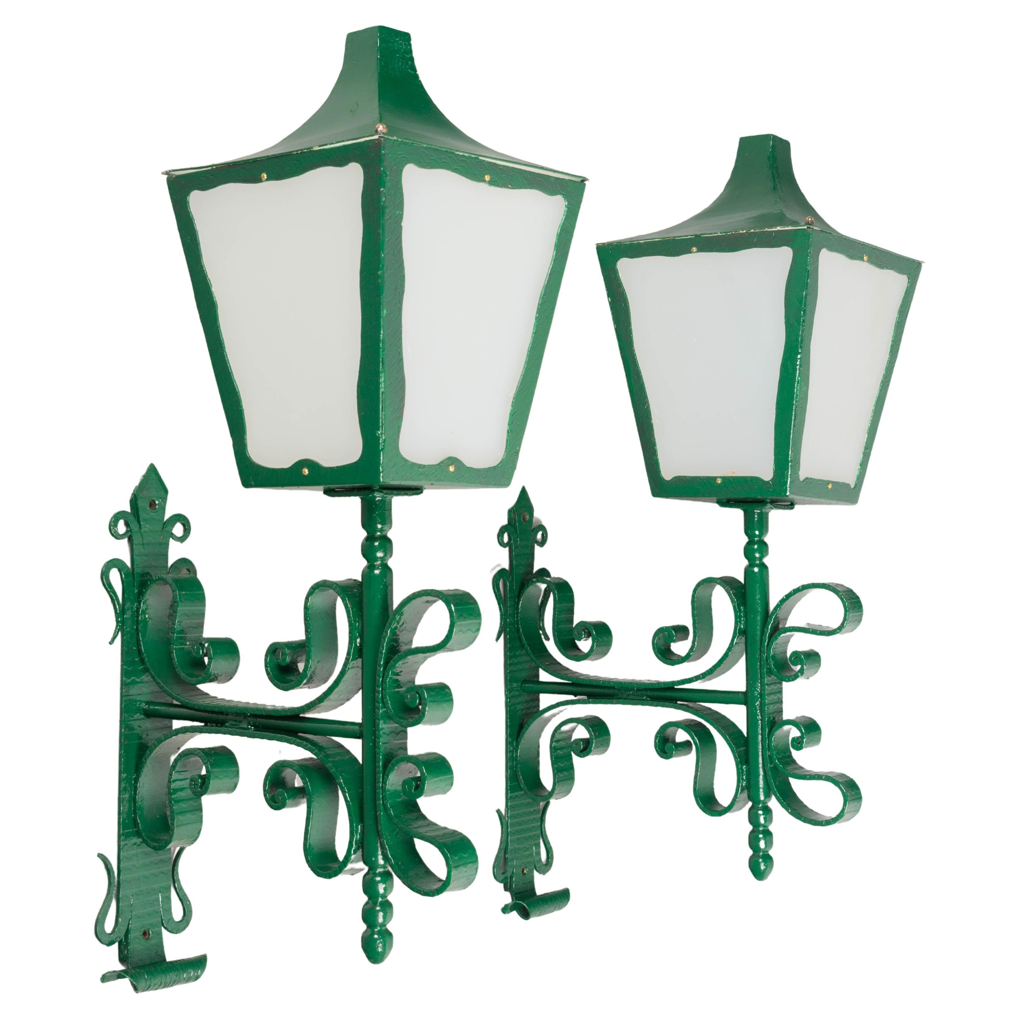 Coppia di grandi lanterne architettoniche francesi da parete in vendita