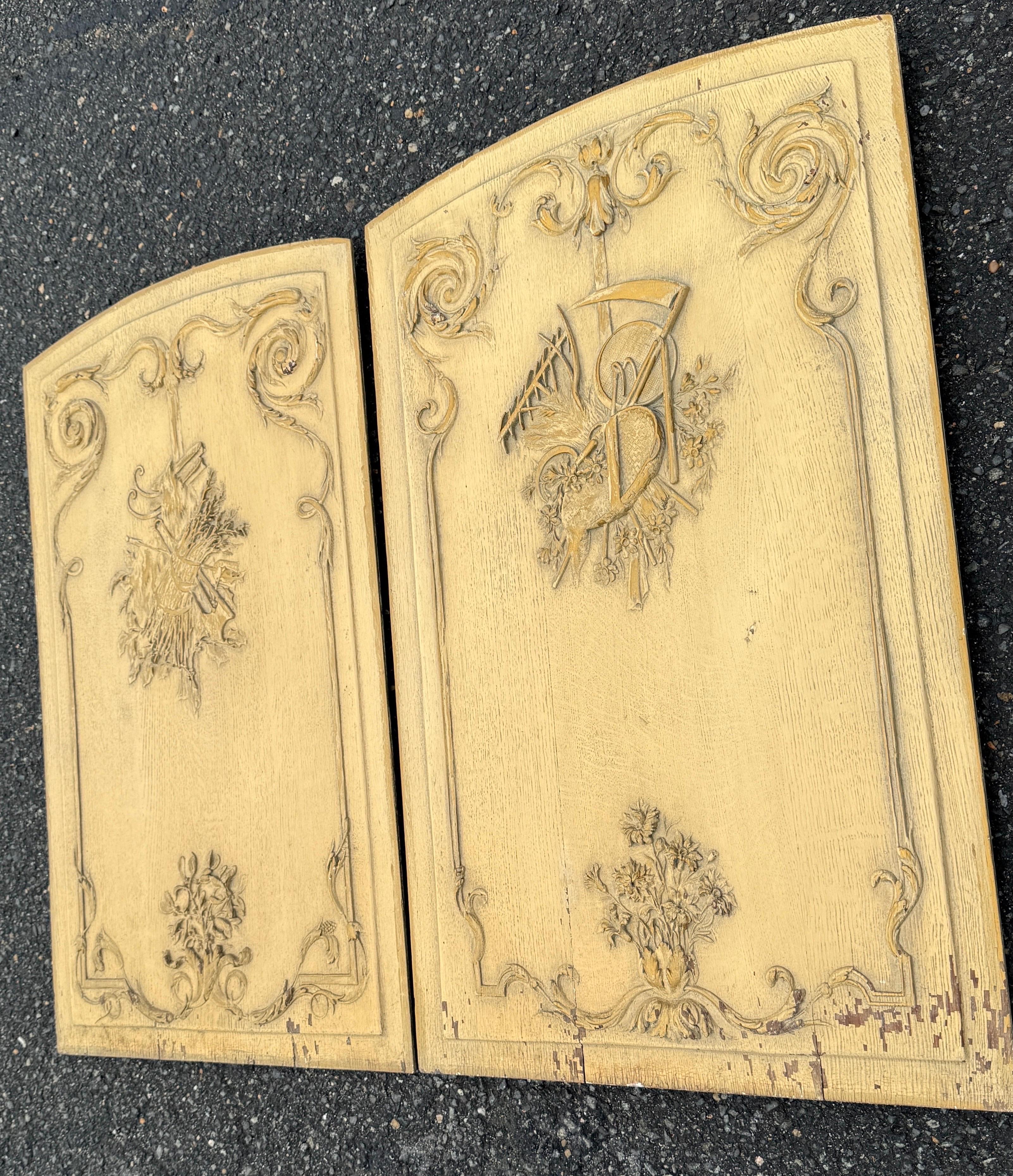 Beeindruckende verschnörkelte Wandpaneele aus französischem Holz mit angedeuteten Schnitzereien, darunter florale Motive, Akanthusblätter und gebündelte Musikinstrumente. Diese übergroßen architektonischen Paneele können eine ganze Wand in einem