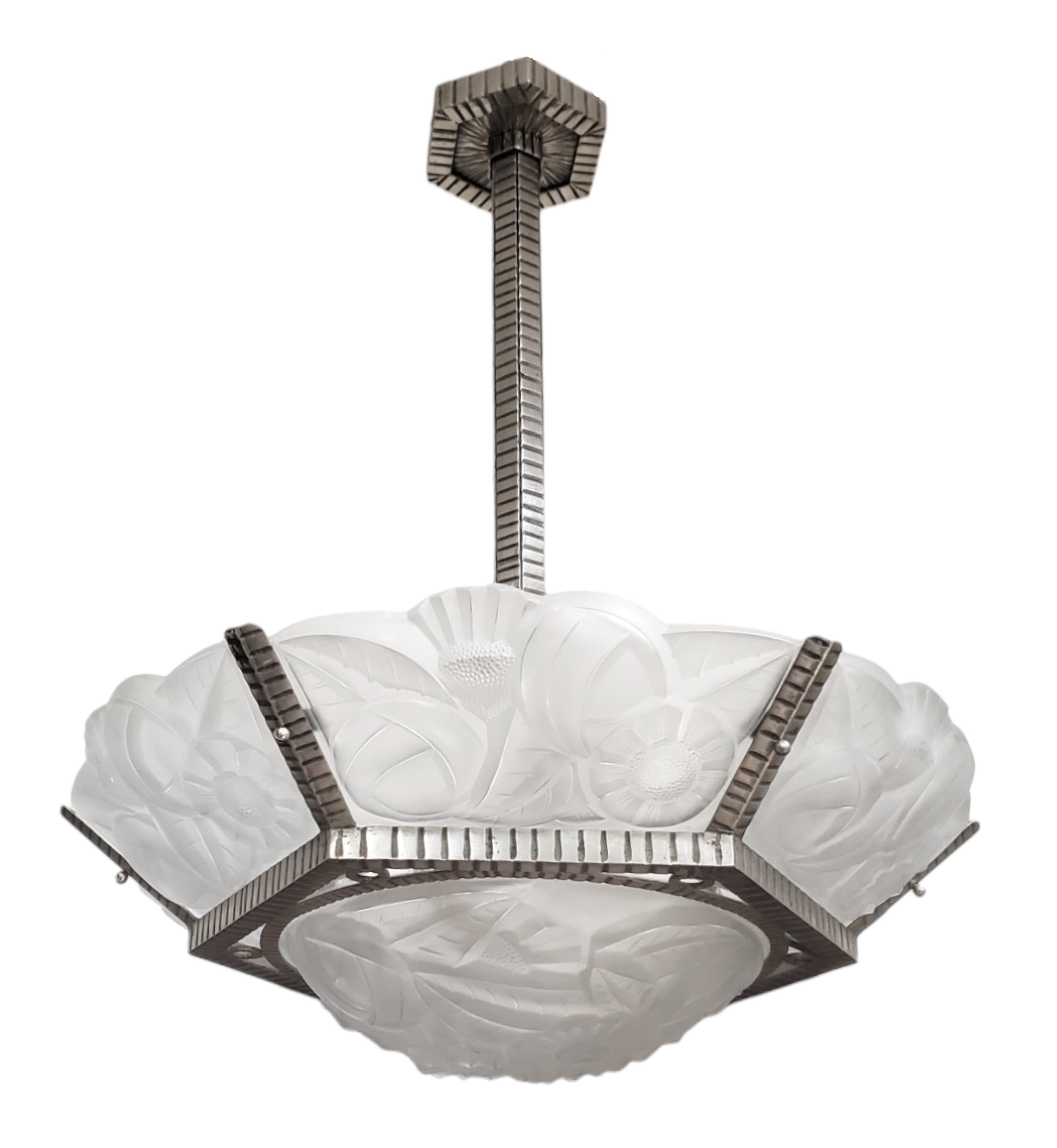 Signée Degué fabuleuse et impressionnante paire de lustres Art Déco français fabriqués à la main, chacun présentant six panneaux en verre moulé et dépoli avec des bords festonnés et de grands motifs floraux stylisés. La pièce maîtresse est le bol