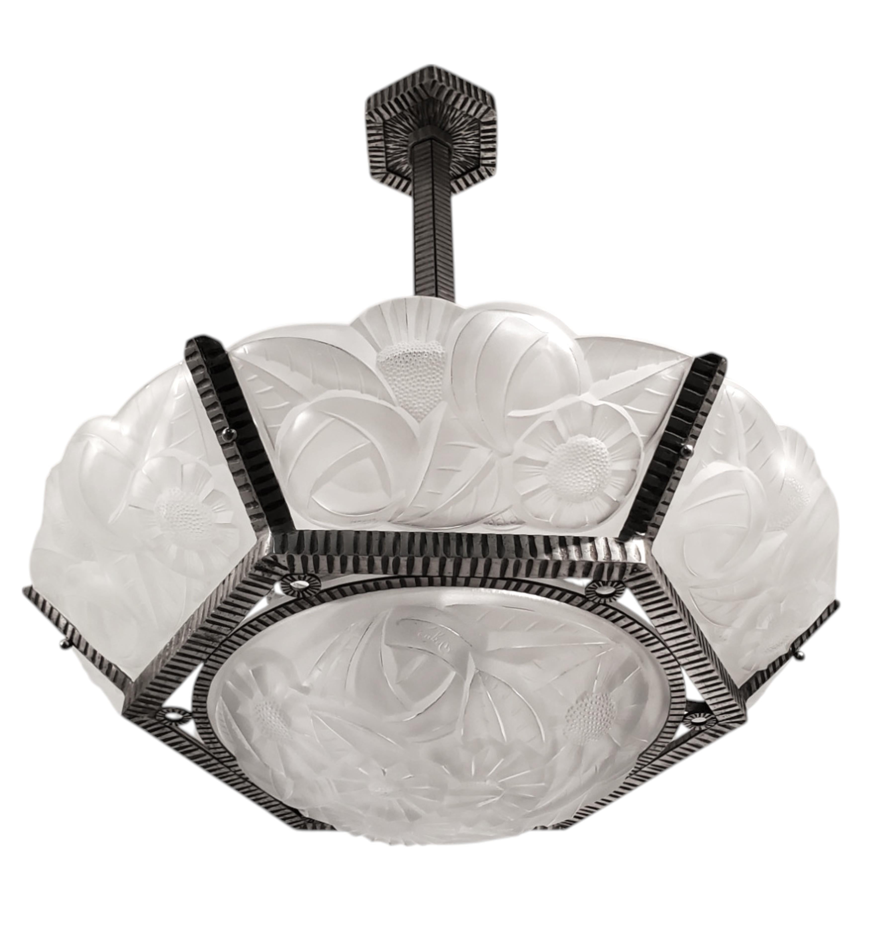 Art déco Paire de lustres signés Degué en verre d'art nickel à 6 panneaux, de style Art Déco en vente