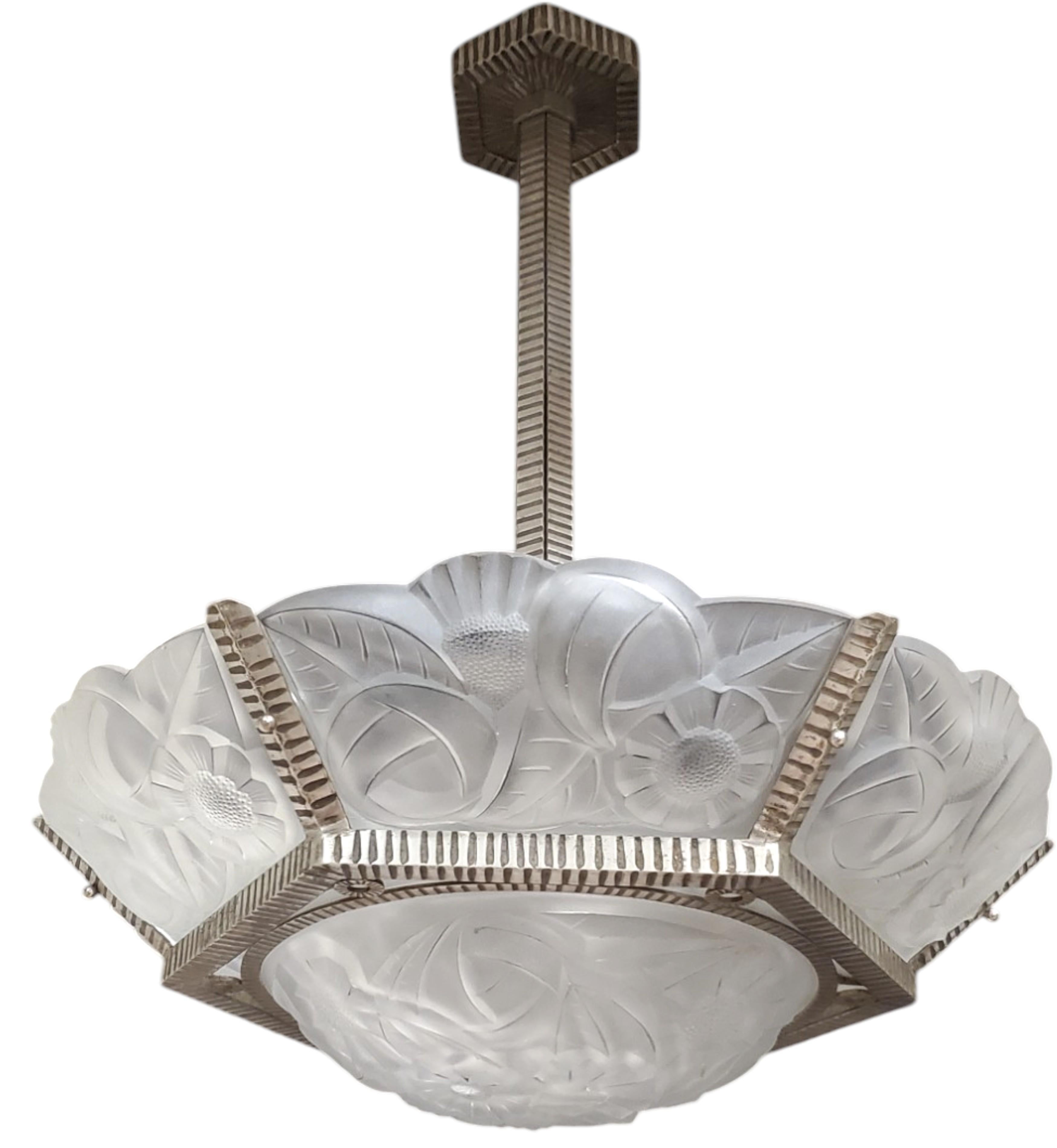 Français Paire de lustres signés Degué en verre d'art nickel à 6 panneaux, de style Art Déco en vente