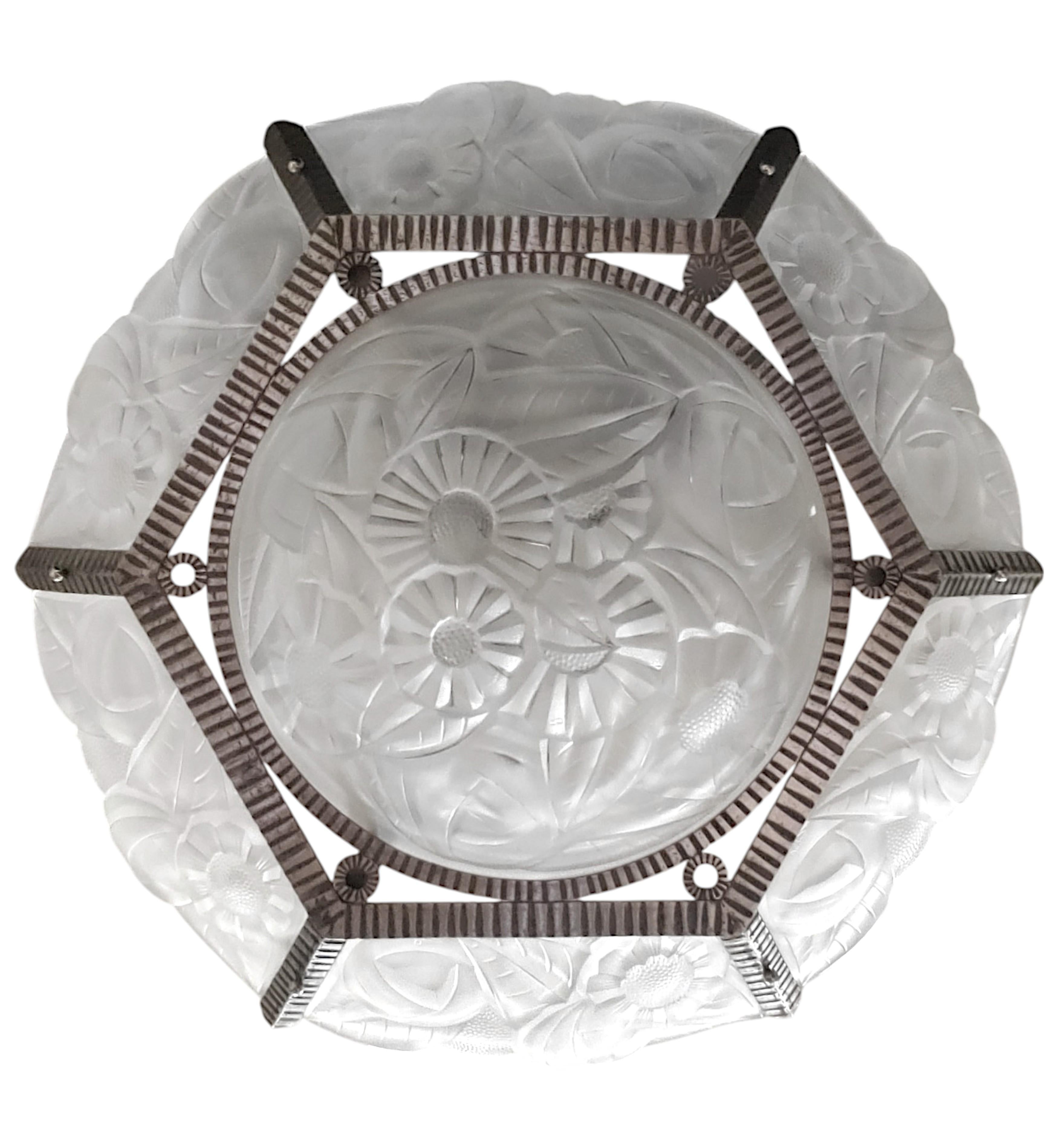 20ième siècle Paire de lustres signés Degué en verre d'art nickel à 6 panneaux, de style Art Déco en vente
