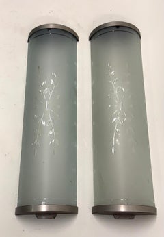 Paire de grandes appliques murales en verre opaque gravé Art Déco, Atelier Perzel