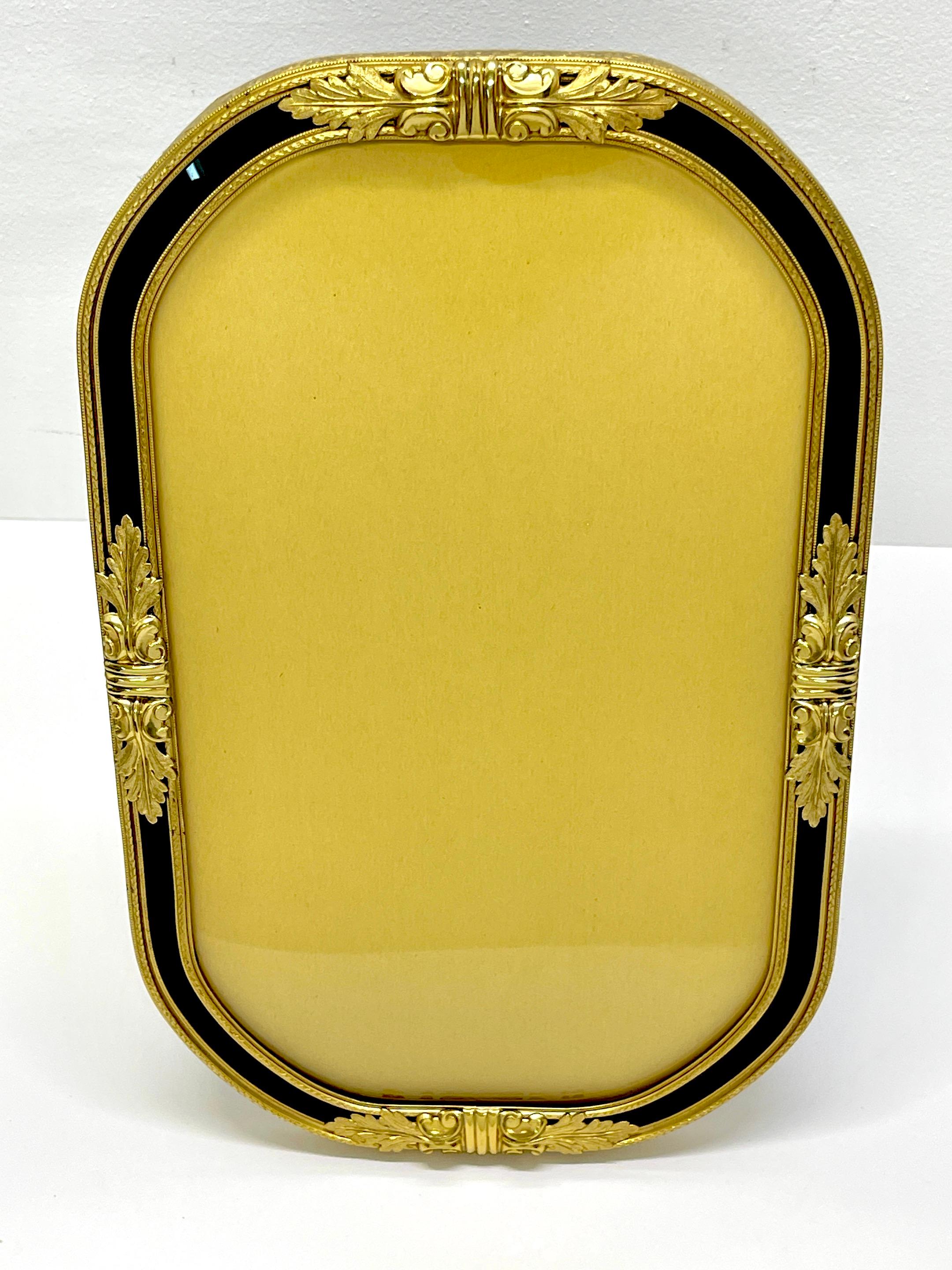 Paar große französische neoklassizistische Ormolu- und emaillierte Glasrahmen der Belle Époque (20. Jahrhundert) im Angebot