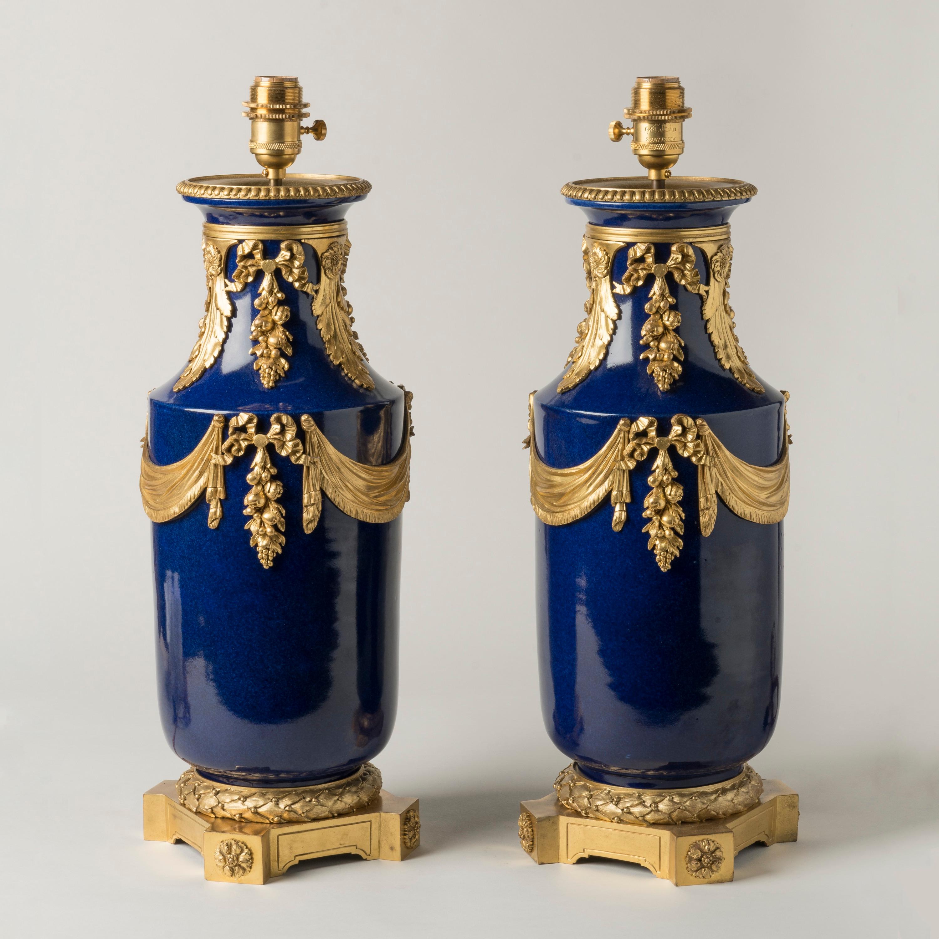 Louis XVI Paire de grandes lampes anciennes en porcelaine bleue de France avec montures en bronze doré en vente