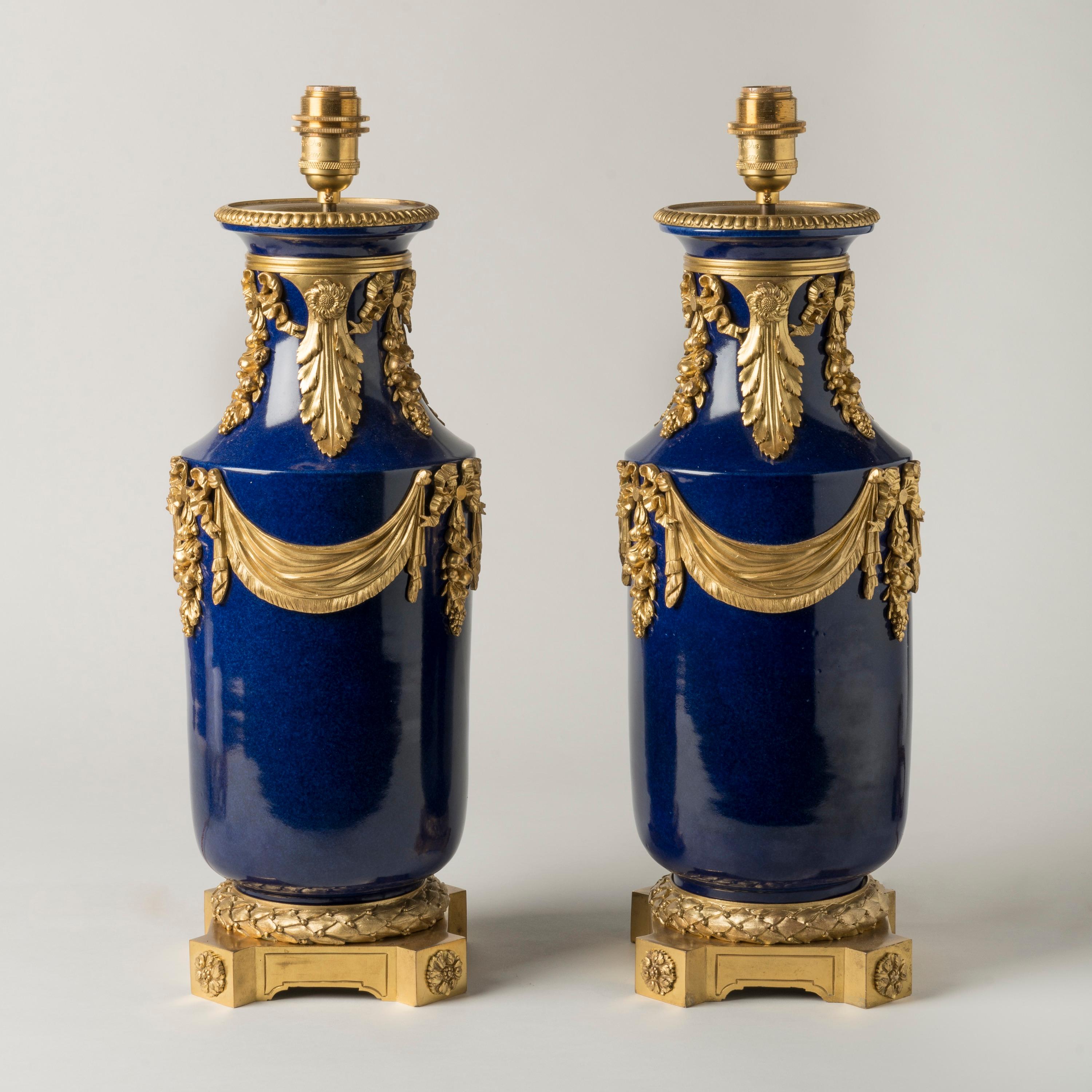 Français Paire de grandes lampes anciennes en porcelaine bleue de France avec montures en bronze doré en vente