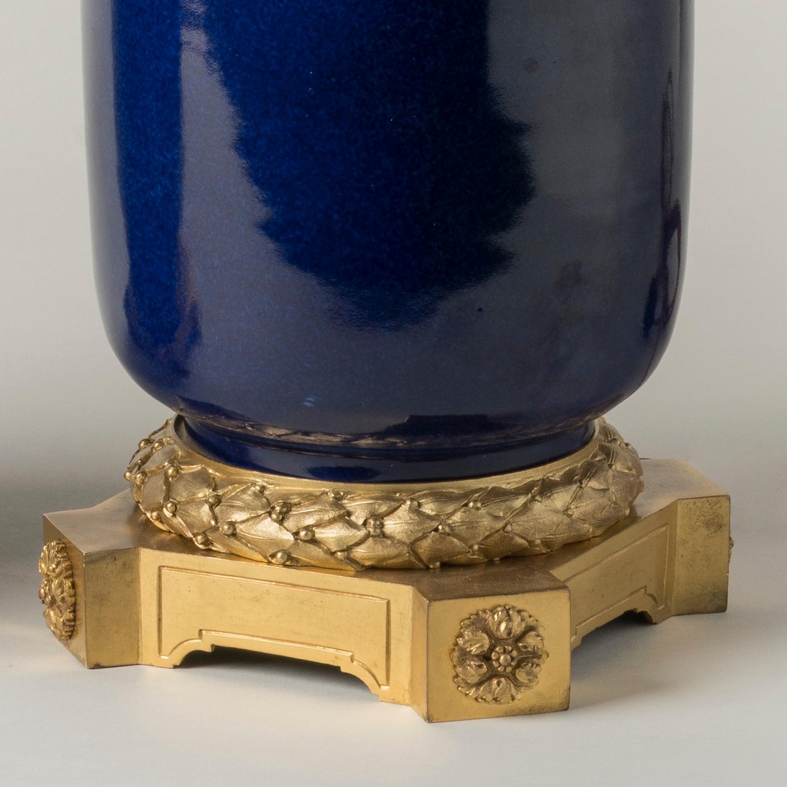 Paire de grandes lampes anciennes en porcelaine bleue de France avec montures en bronze doré Bon état - En vente à London, GB