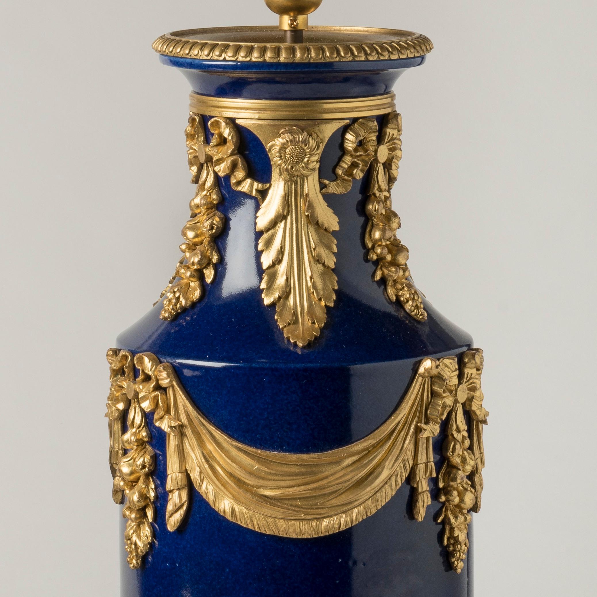 Porcelaine Paire de grandes lampes anciennes en porcelaine bleue de France avec montures en bronze doré en vente