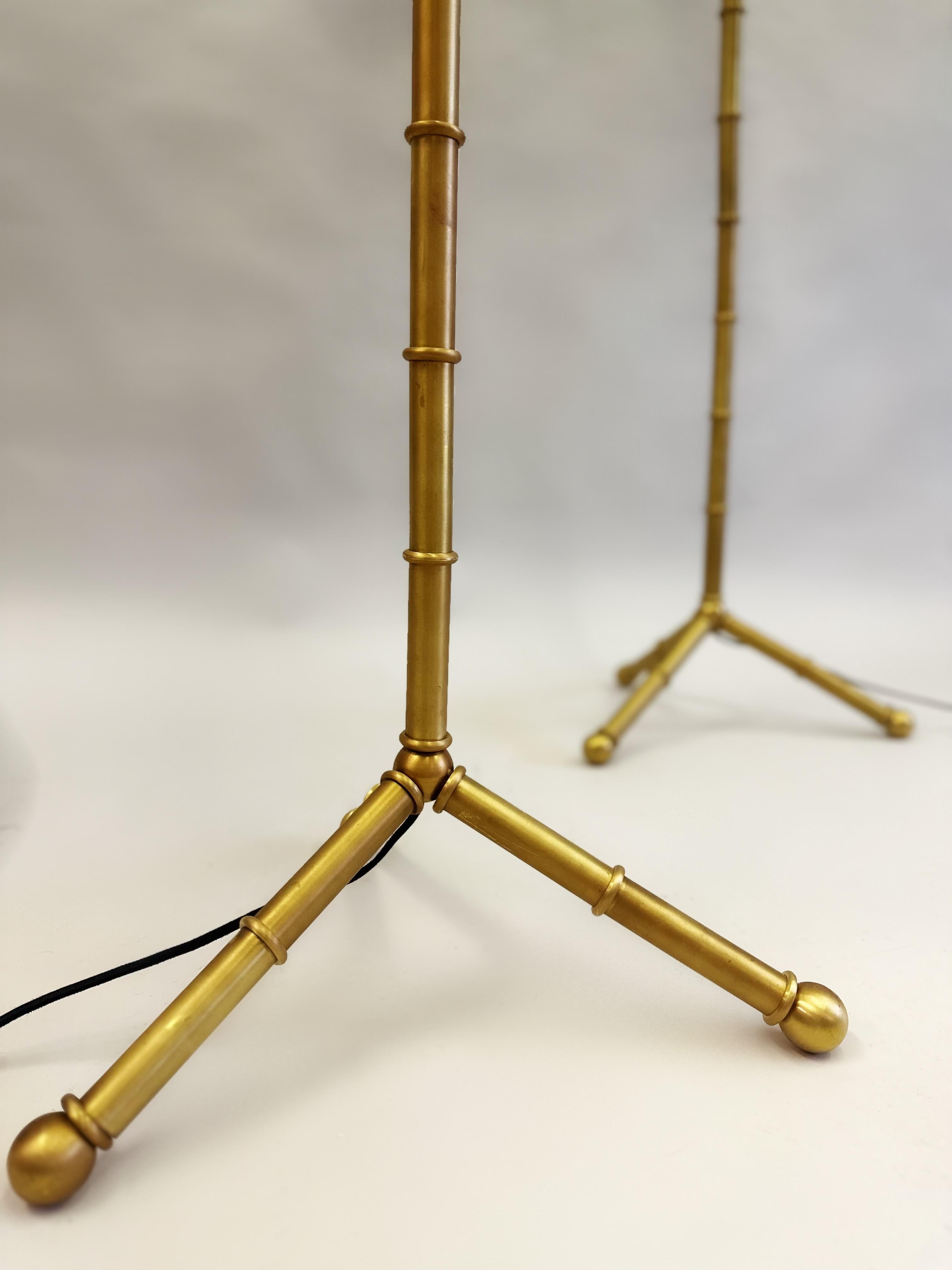 Laiton Paire de grands lampadaires français en laiton et faux bambou dans le style de Jacques Adnet en vente