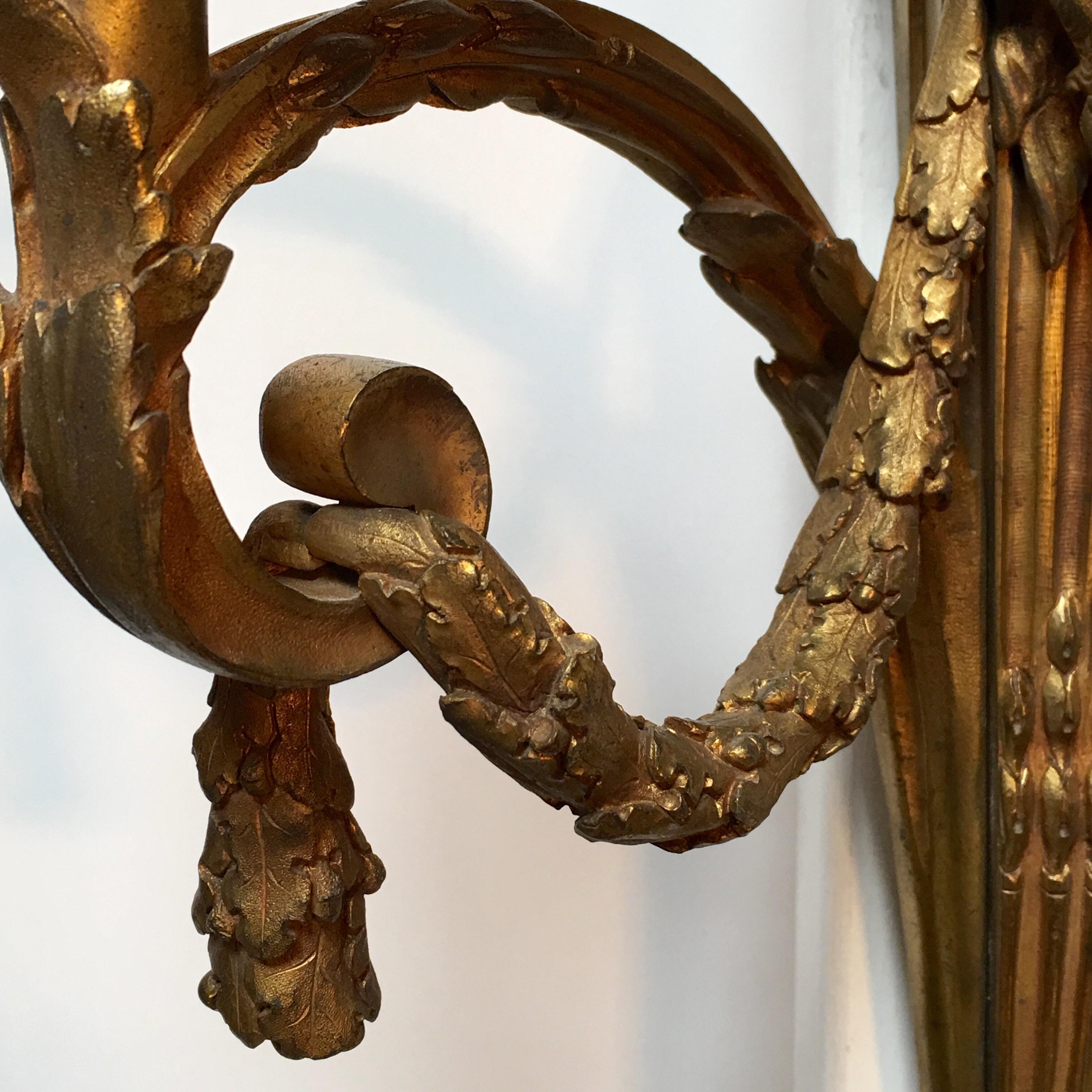 Coppia di  Grande applique francese in bronzo in stile Luigi XVI in vendita 3
