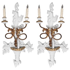Paire d'appliques françaises sculptées, peintes et dorées à la feuille