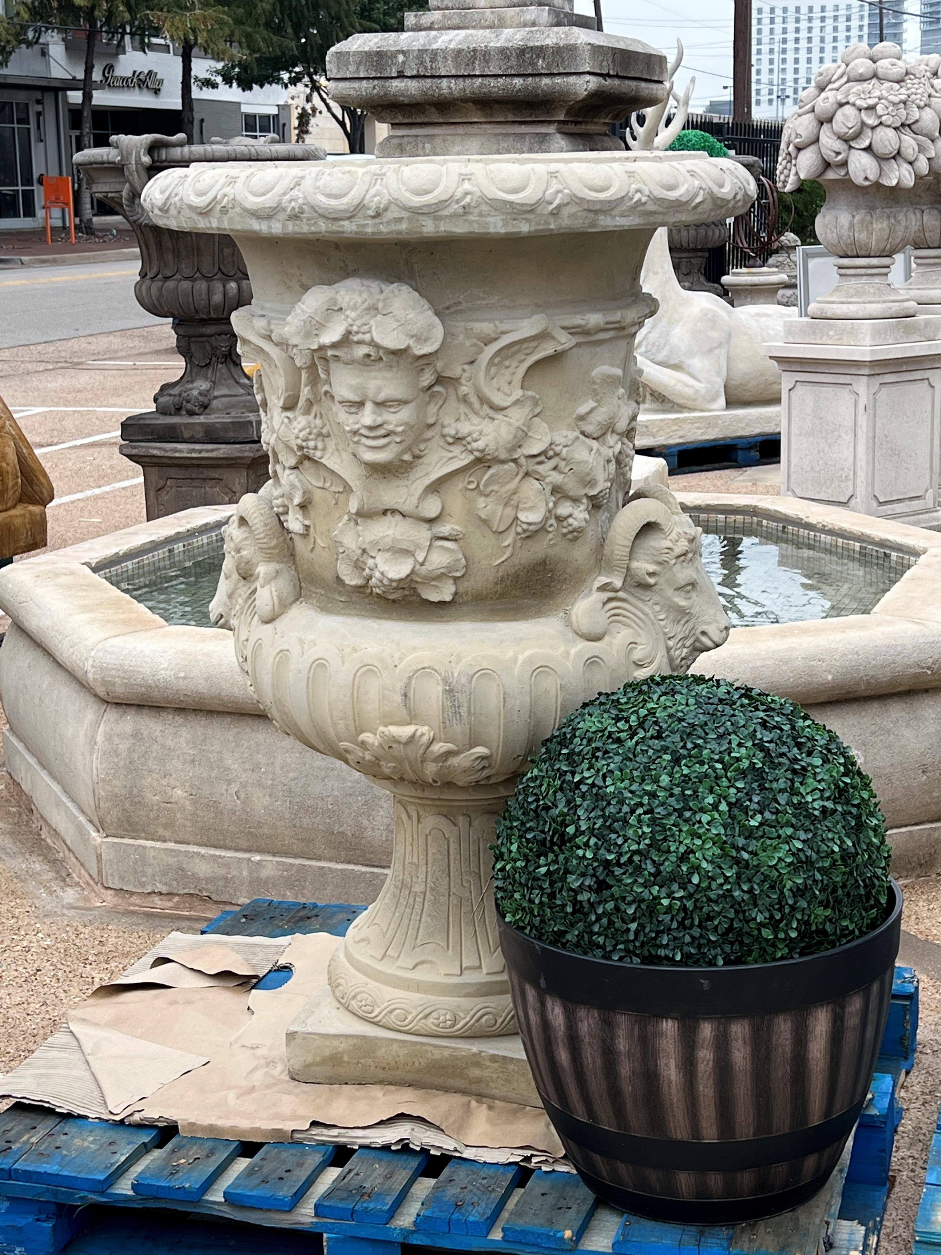 Paire de grands vases de jardin français moulés d'après les modèles de Jean-Baptiste Pigalle en vente 2