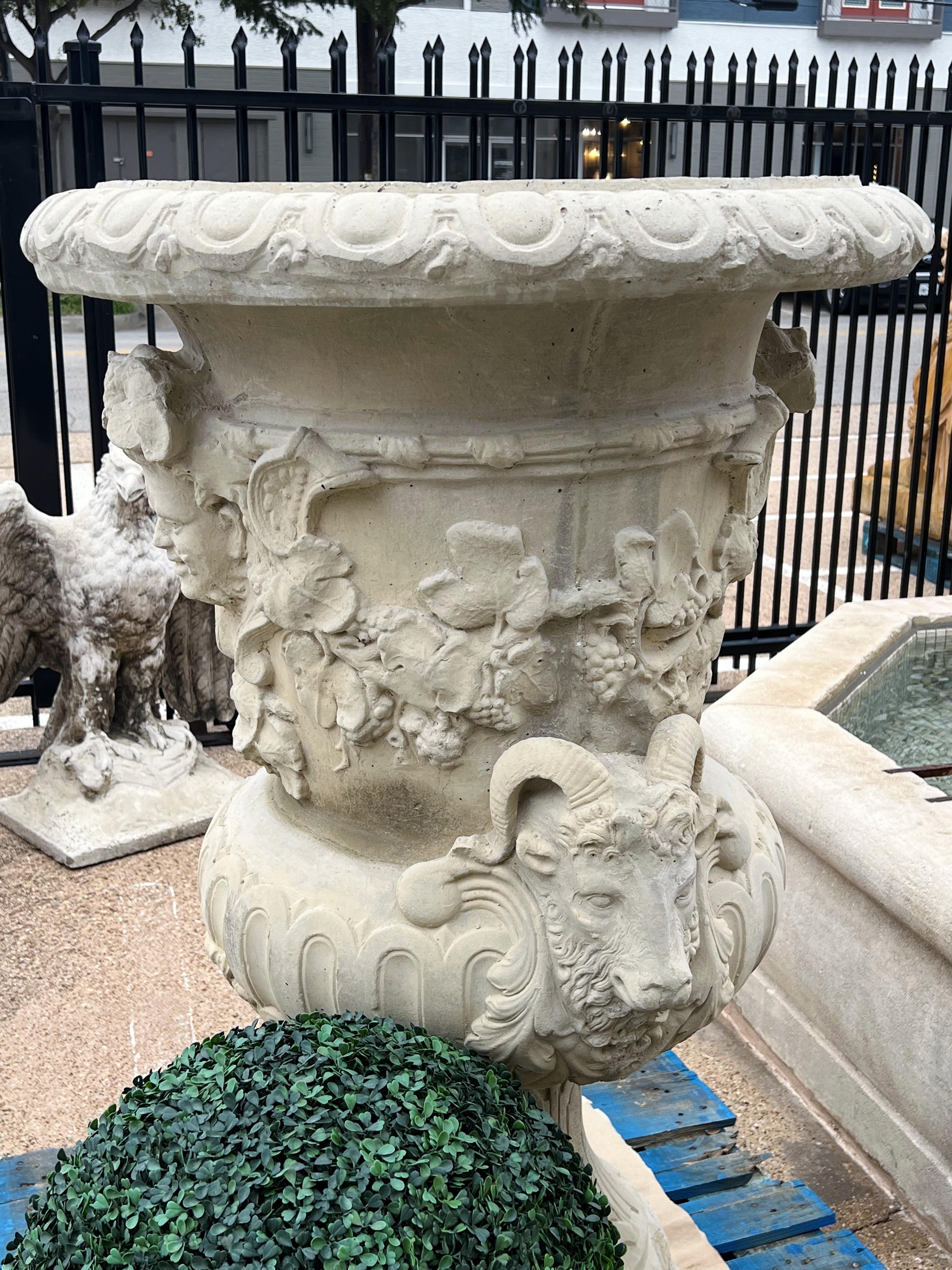 Pierre artificielle Paire de grands vases de jardin français moulés d'après les modèles de Jean-Baptiste Pigalle en vente
