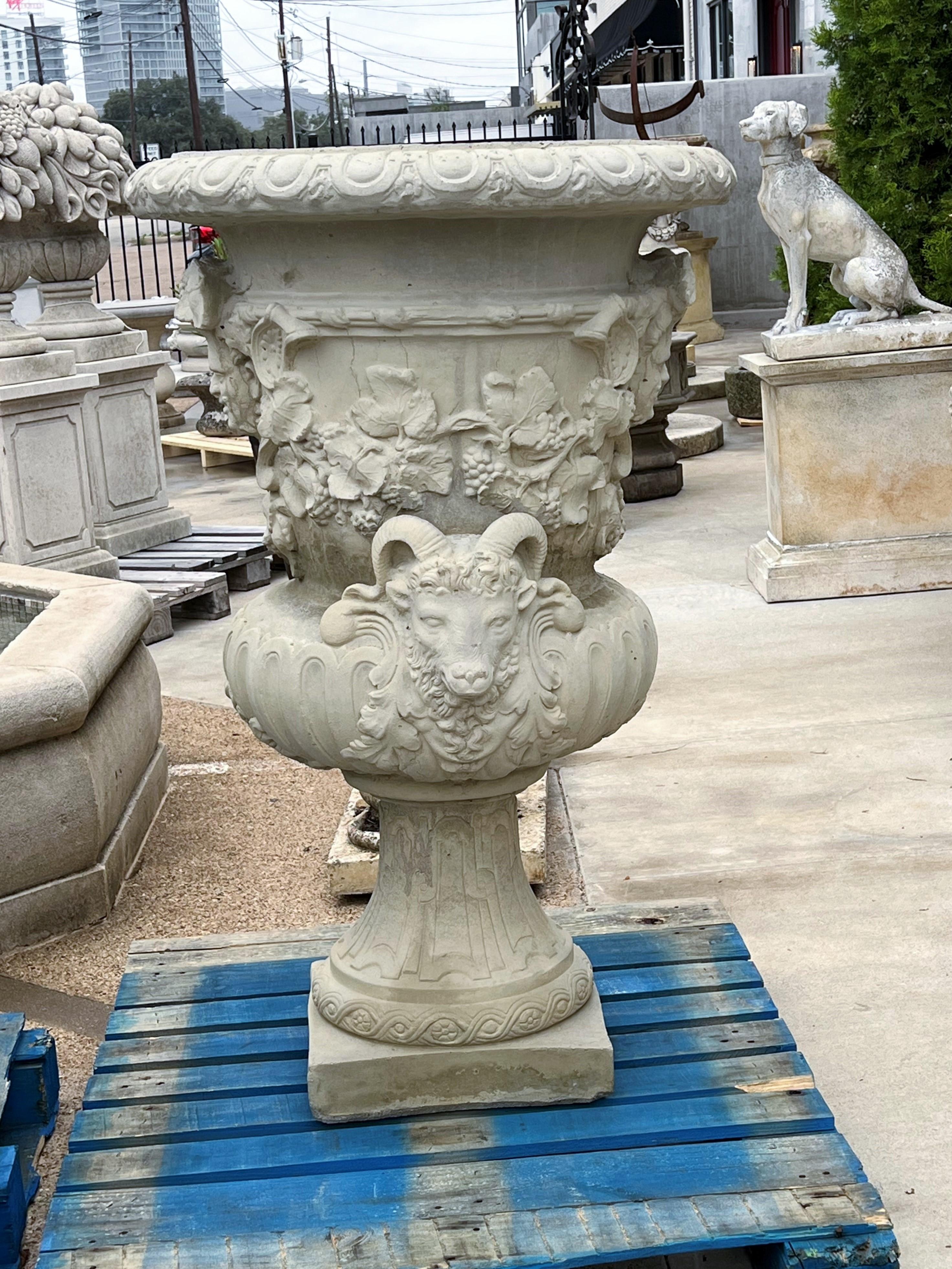 Paire de grands vases de jardin français moulés d'après les modèles de Jean-Baptiste Pigalle en vente 1