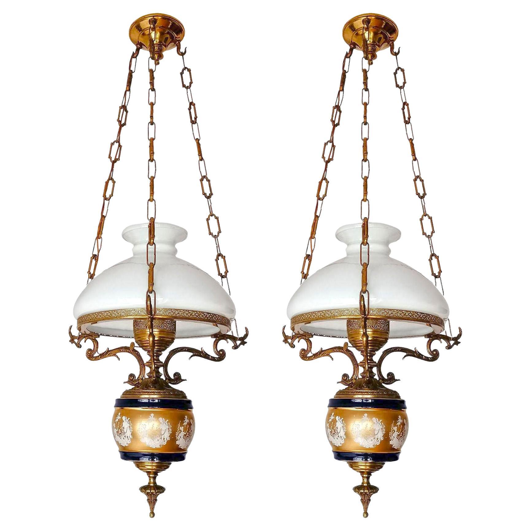 Splendido lampadario in porcellana in bronzo dorato Lampada a olio a sospensione da biblioteca vittoriana
e paralume in vetro opalino. Inoltre, abbiamo un grande lampadario abbinato. Prezzo per unità. 

Materiali: 
Vetro opalino. 
Porcellana blu