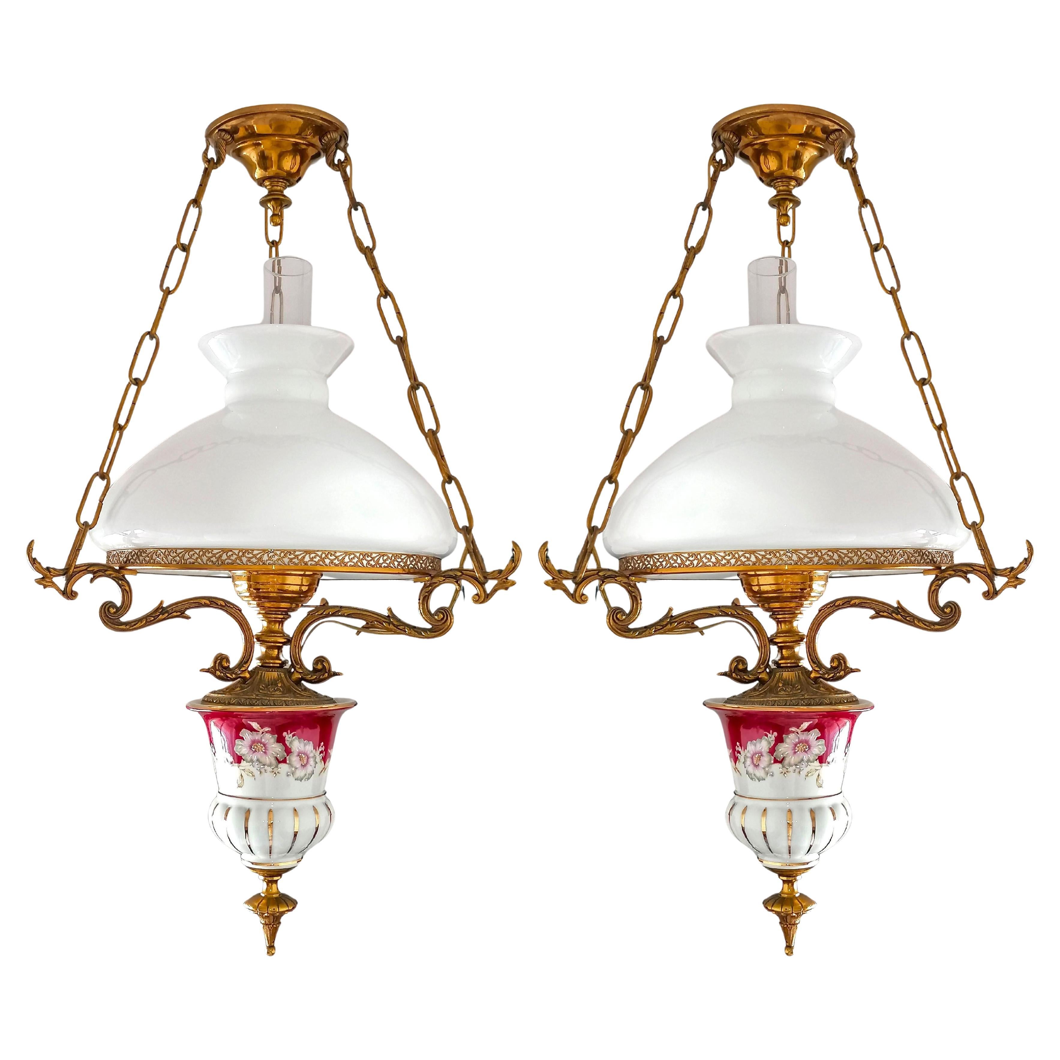 Magnifique lustre en porcelaine en bronze doré de bibliothèque victorienne avec lampe à huile suspendue et abat-jour en verre opalin. Il y a également un grand lustre assorti. Prix à l'unité. 

Matériaux : 
Verre opalin. 
Porcelaine peinte à la