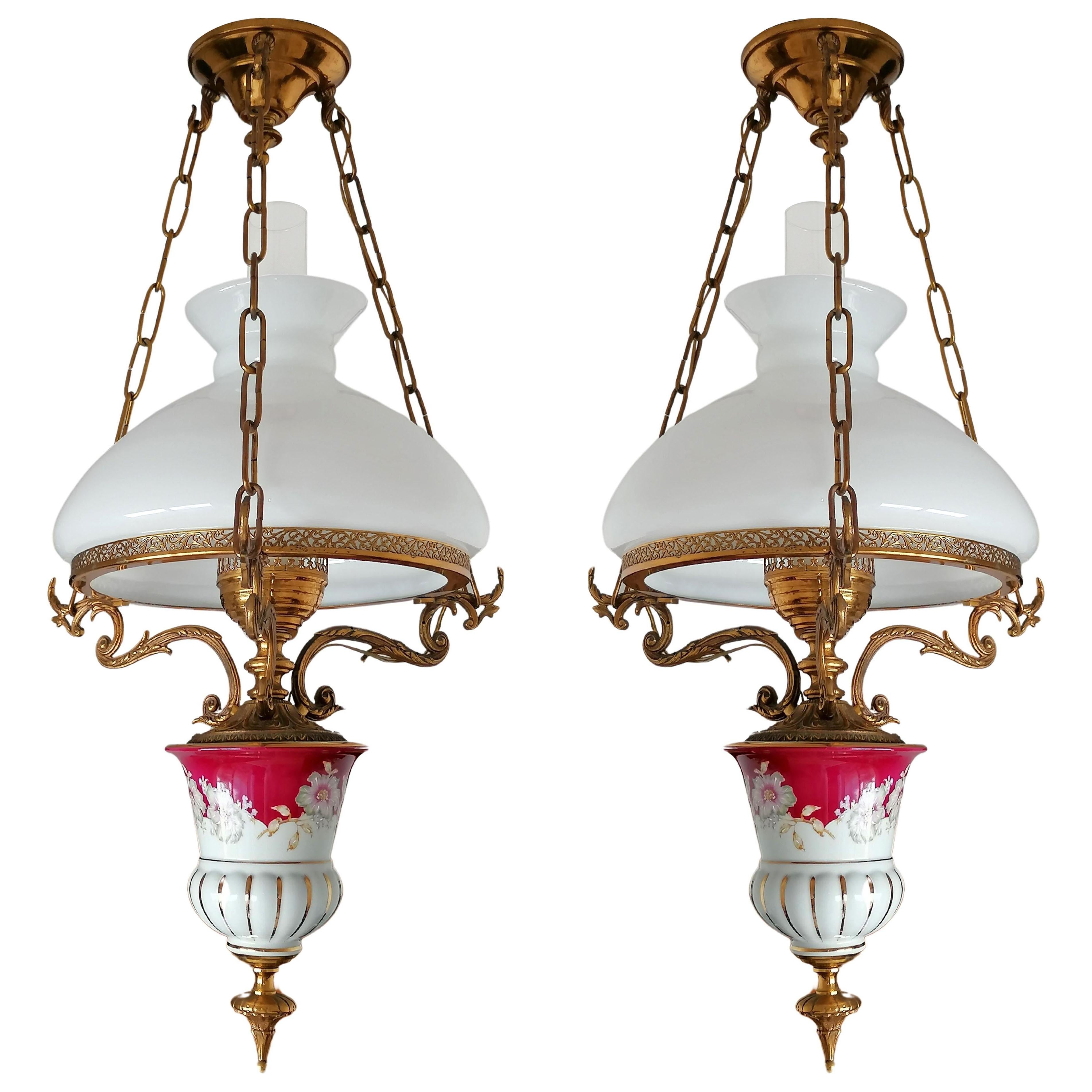 Große französische Kronleuchter-Öllampe aus rot-rosa Porzellan und vergoldeter Bronze, Paar (Art déco) im Angebot