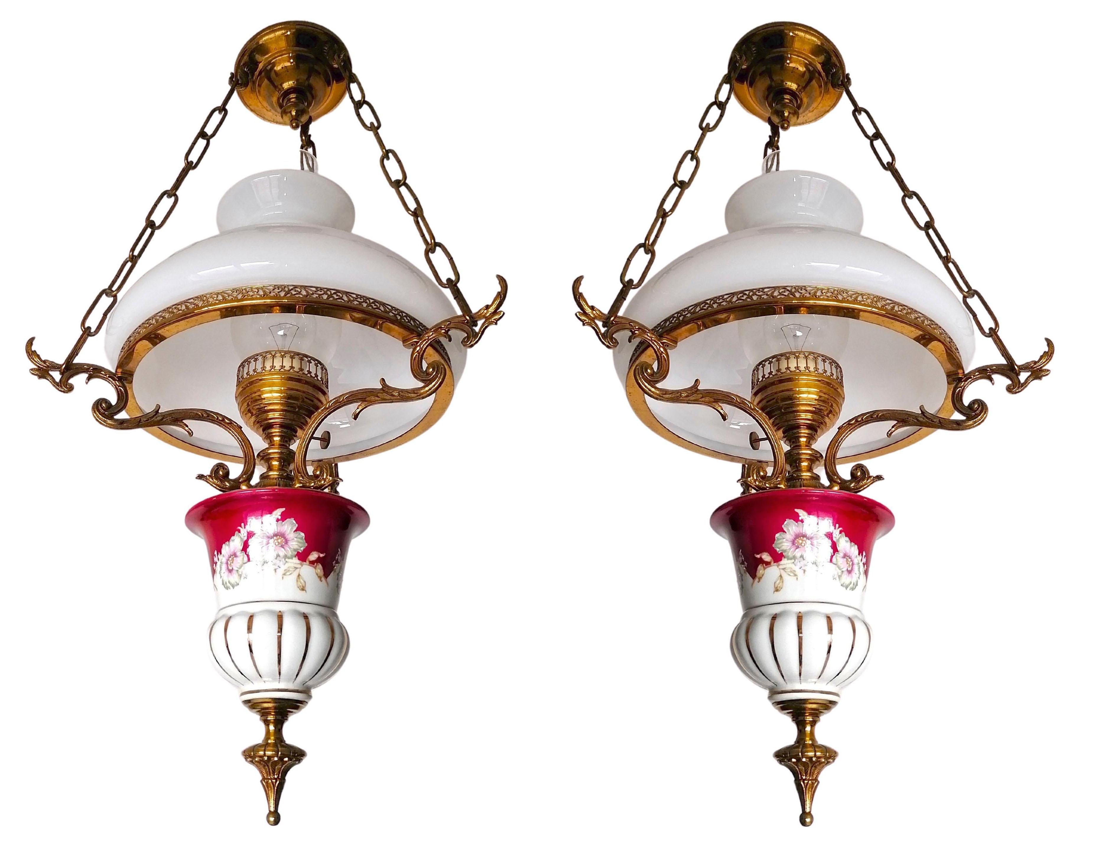 Français Paire de grandes lampes à huile françaises en porcelaine rouge rose et bronze doré en vente