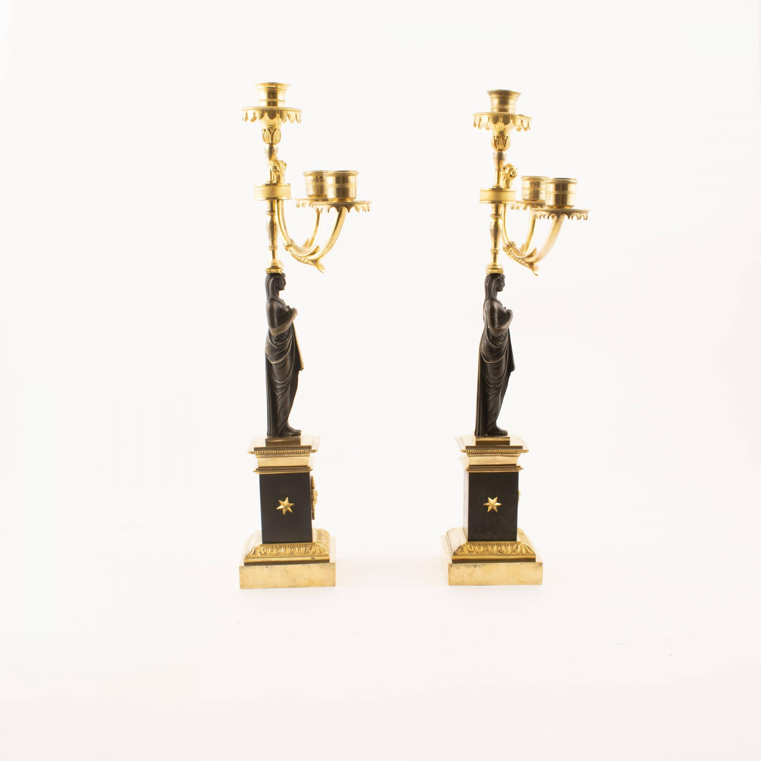 Paar französische Empire-Kandelaber. Frauen. Vergoldete und patinierte Bronze (Französisch) im Angebot