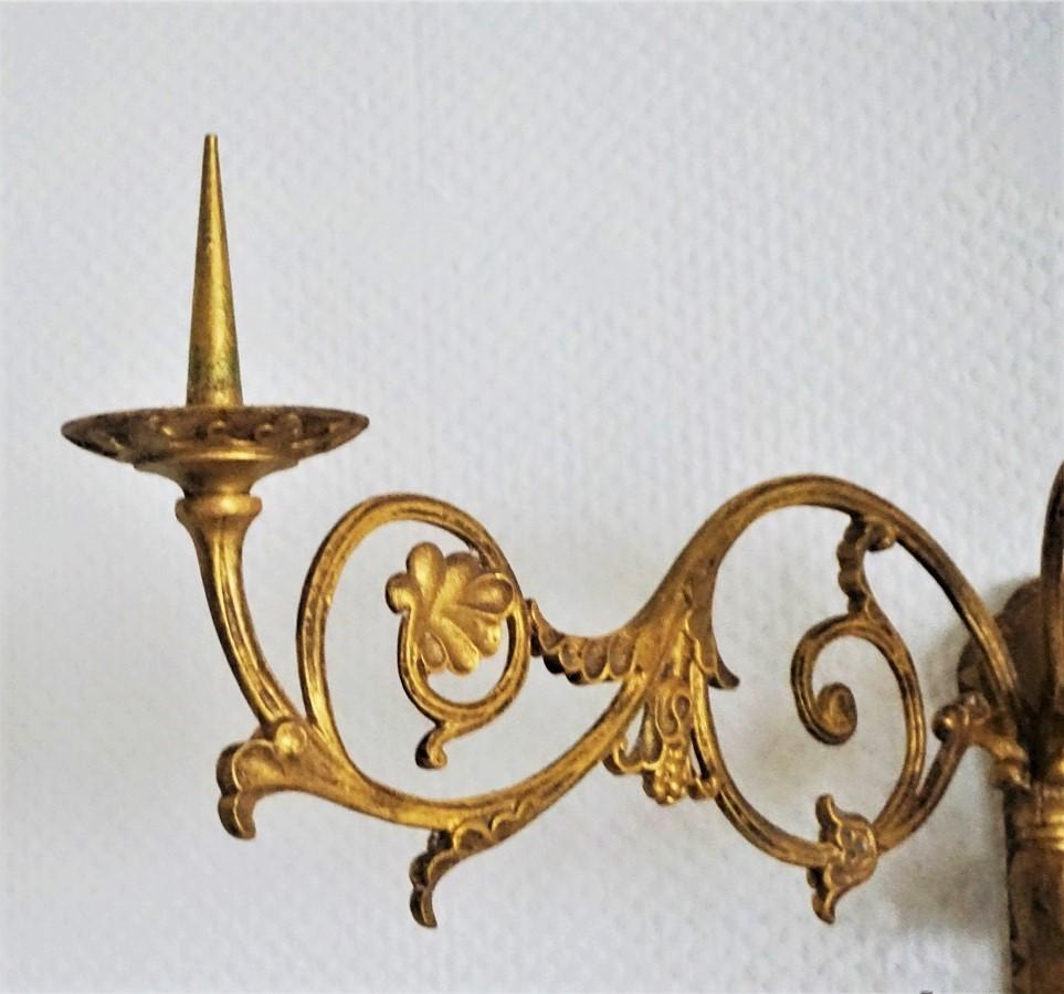 Paire de grandes appliques d'église françaises en bronze doré à deux bras avec bougies, milieu du XIXe siècle en vente 2