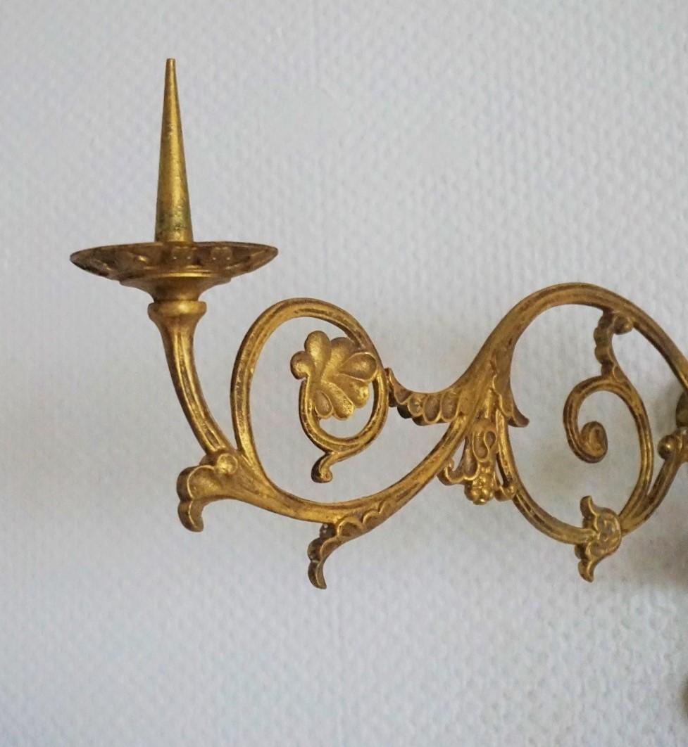 Paire de grandes appliques d'église françaises en bronze doré à deux bras avec bougies, milieu du XIXe siècle en vente 3