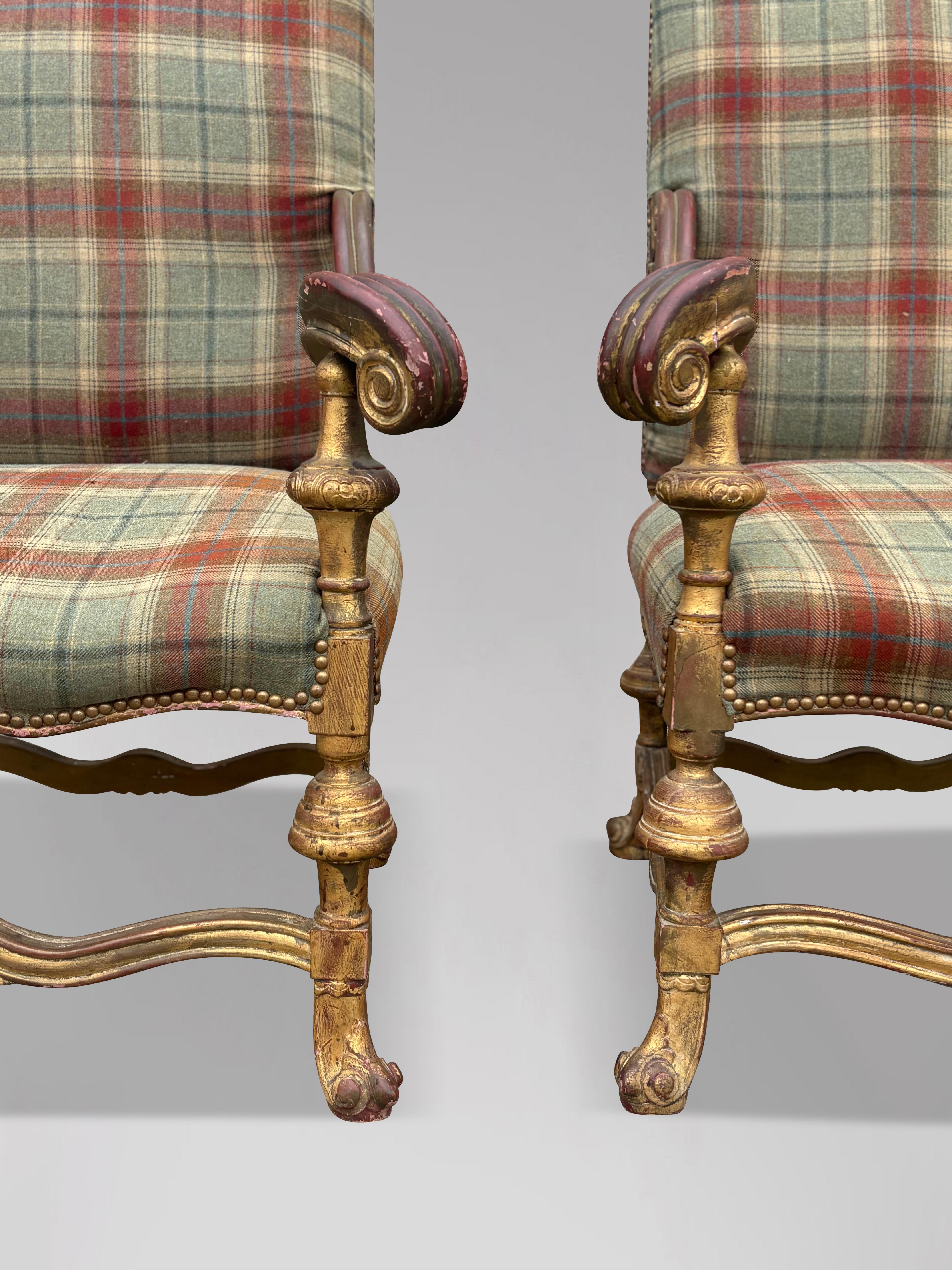 Francese Coppia di grandi poltrone a trono in legno dorato francese in vendita