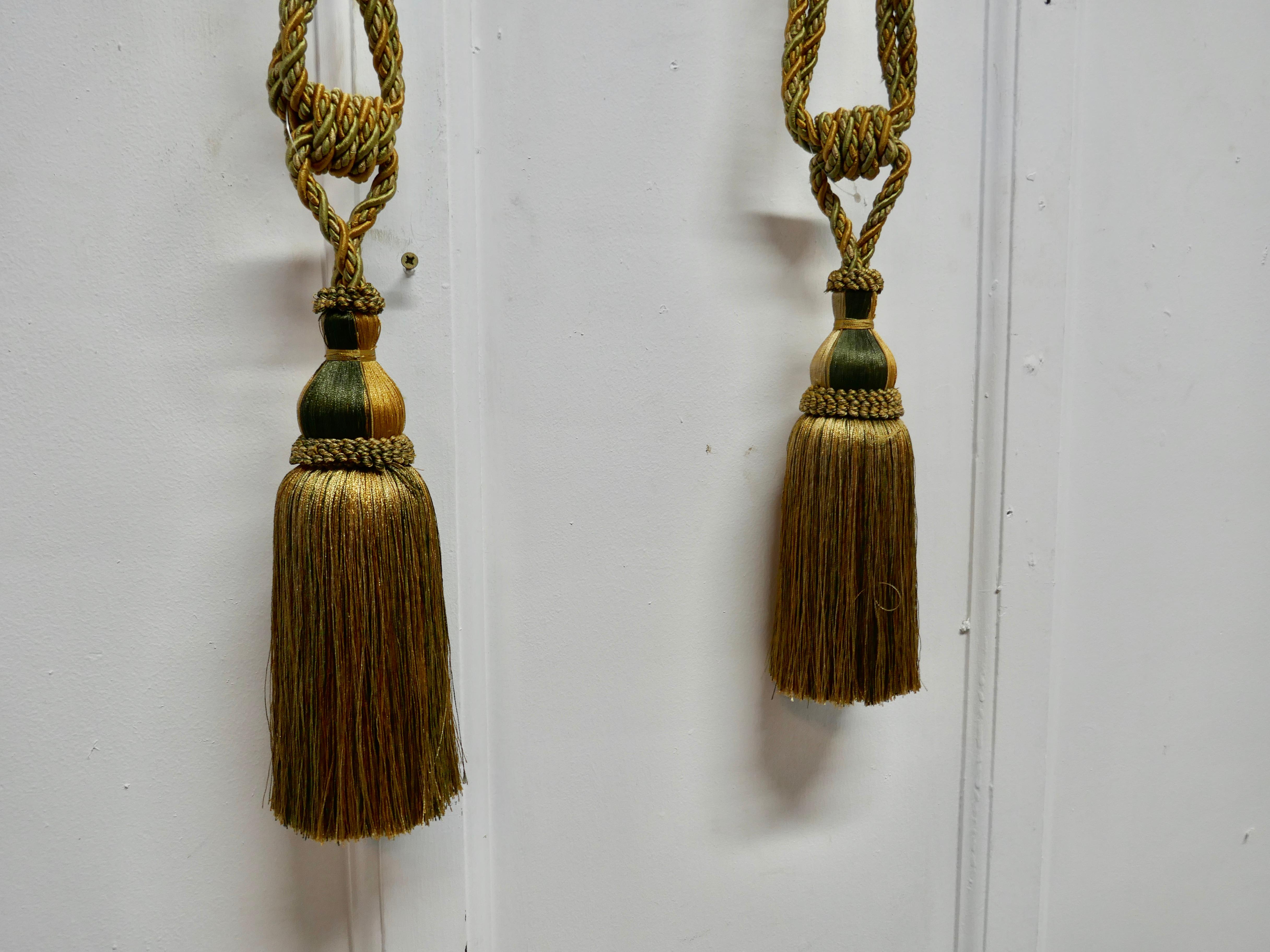 A beautiful pair of large French gold silk handmade tassels, Passementerie curtain tiebacks

Stunning pair of large 19th century French tiebacks, woven in gold silk with a hint of green and brown

The tassels are in good used condition, they are