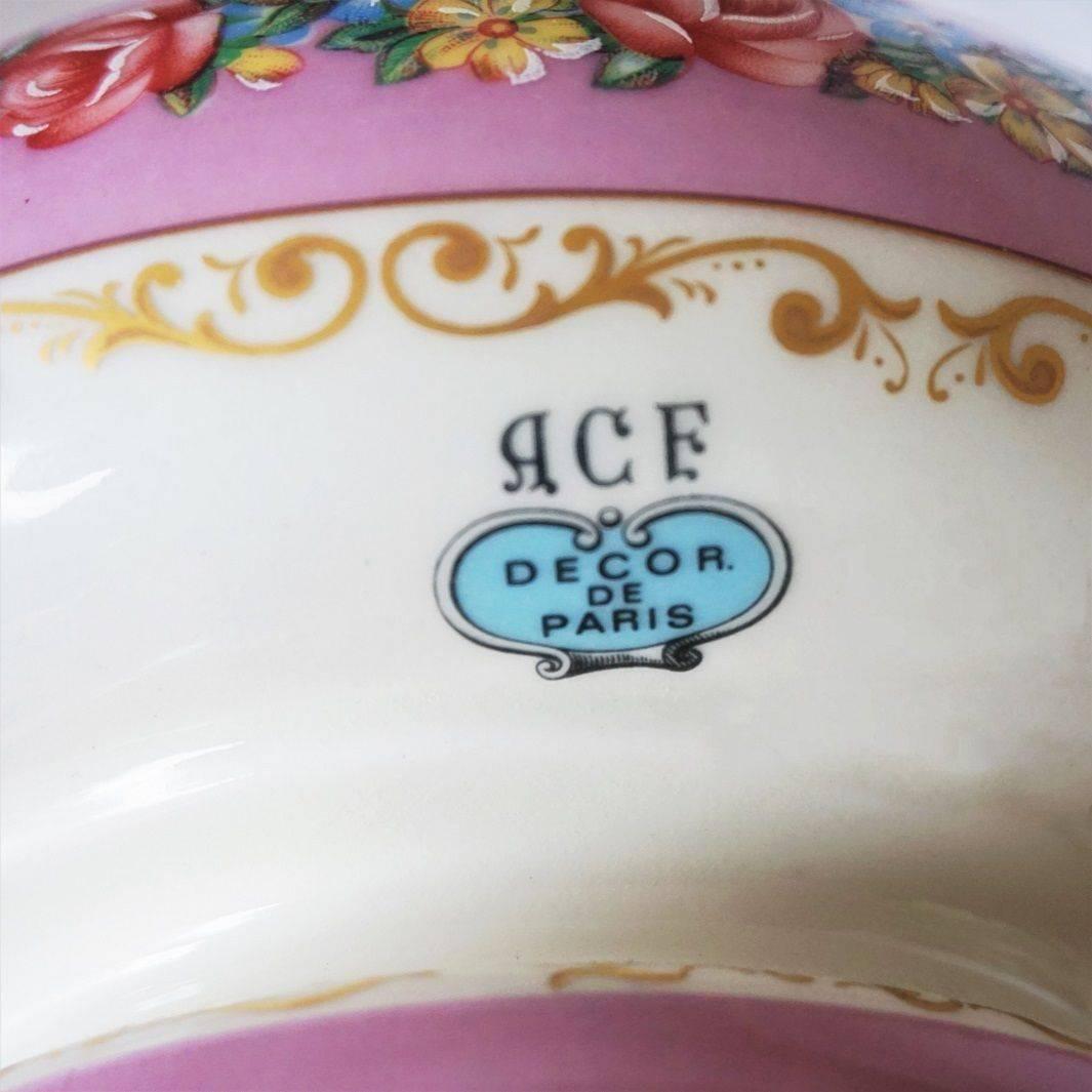 Paar französische handbemalte Porzellan-Tischlampen aus der Mitte des Jahrhunderts mit geätzten Glasschirmen im Angebot 4