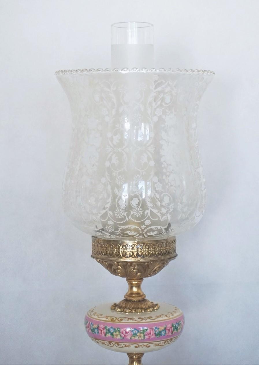 Paar französische handbemalte Porzellan-Tischlampen aus der Mitte des Jahrhunderts mit geätzten Glasschirmen (Art déco) im Angebot