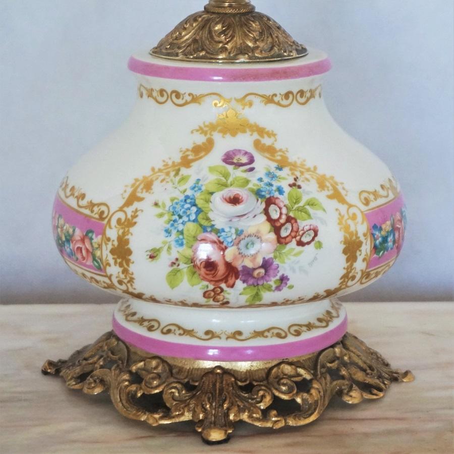 Peint à la main Paire de lampes de table en porcelaine peinte à la main du milieu du siècle dernier Abat-jour en verre gravé en vente