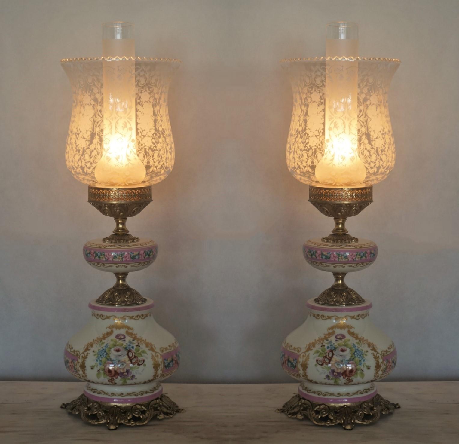 Hand-Painted Pair of French Midcentury Hand Painted Porcelain Table Lamps Etched Glass Shades For Sale