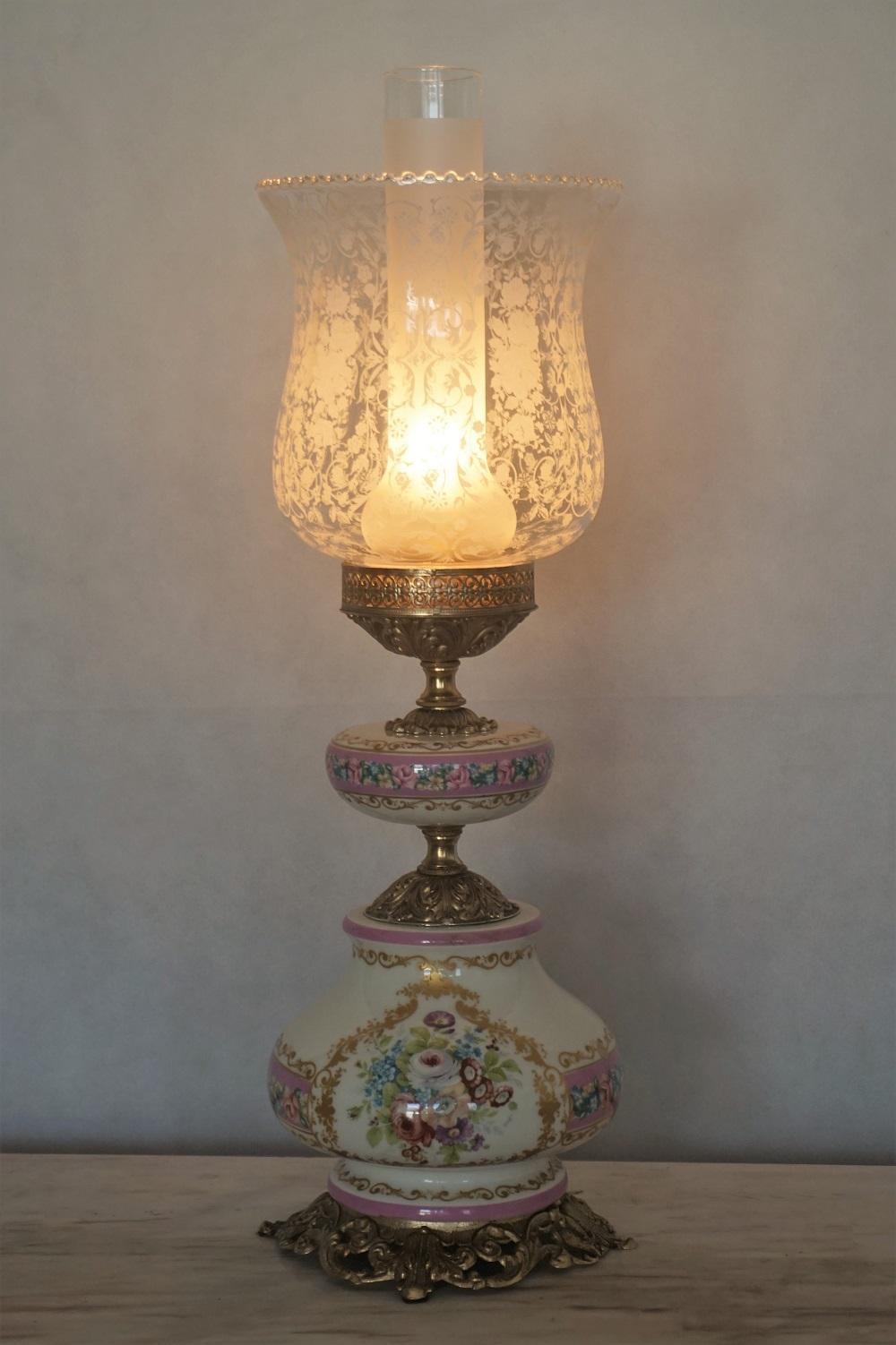 Paar französische handbemalte Porzellan-Tischlampen aus der Mitte des Jahrhunderts mit geätzten Glasschirmen (20. Jahrhundert) im Angebot