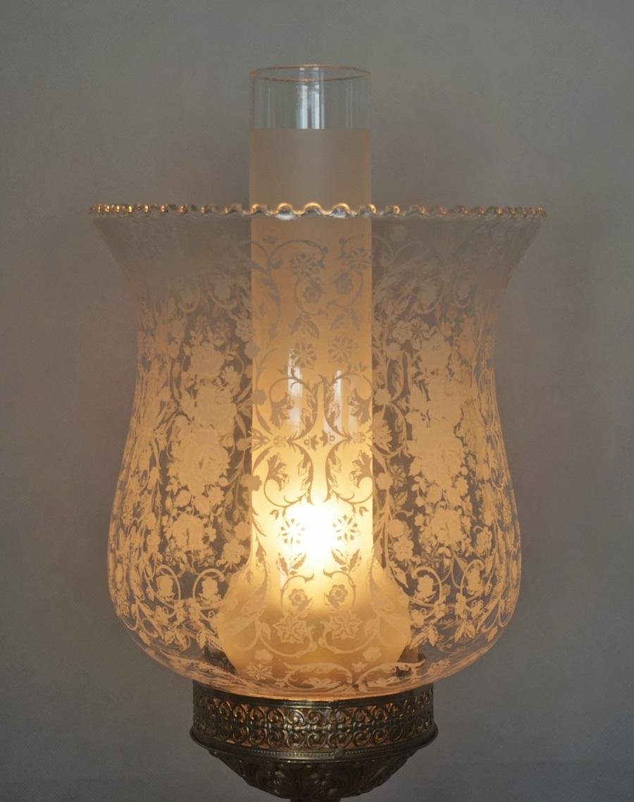 Verre Paire de lampes de table en porcelaine peinte à la main du milieu du siècle dernier Abat-jour en verre gravé en vente