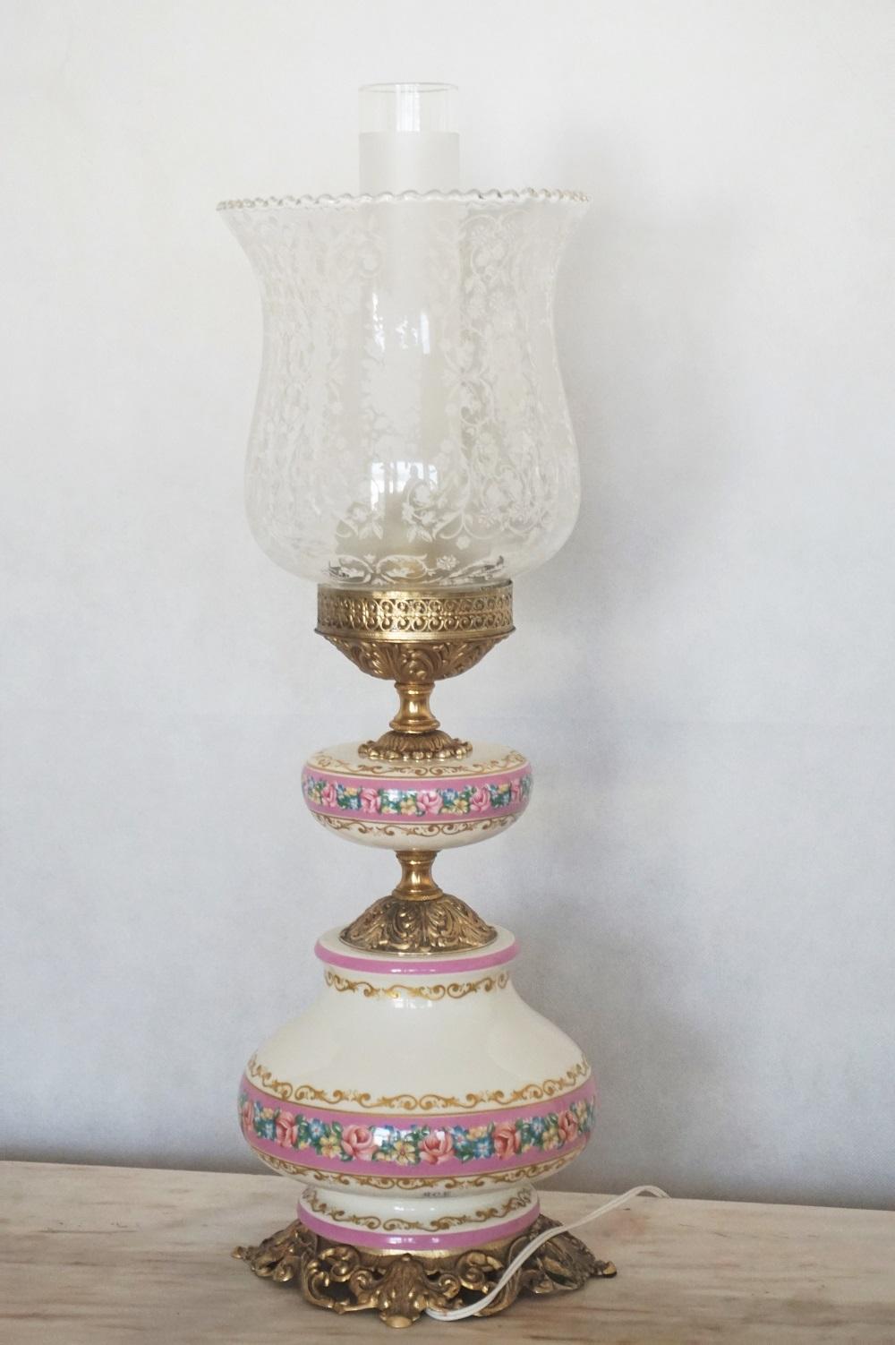 Paar französische handbemalte Porzellan-Tischlampen aus der Mitte des Jahrhunderts mit geätzten Glasschirmen im Angebot 2