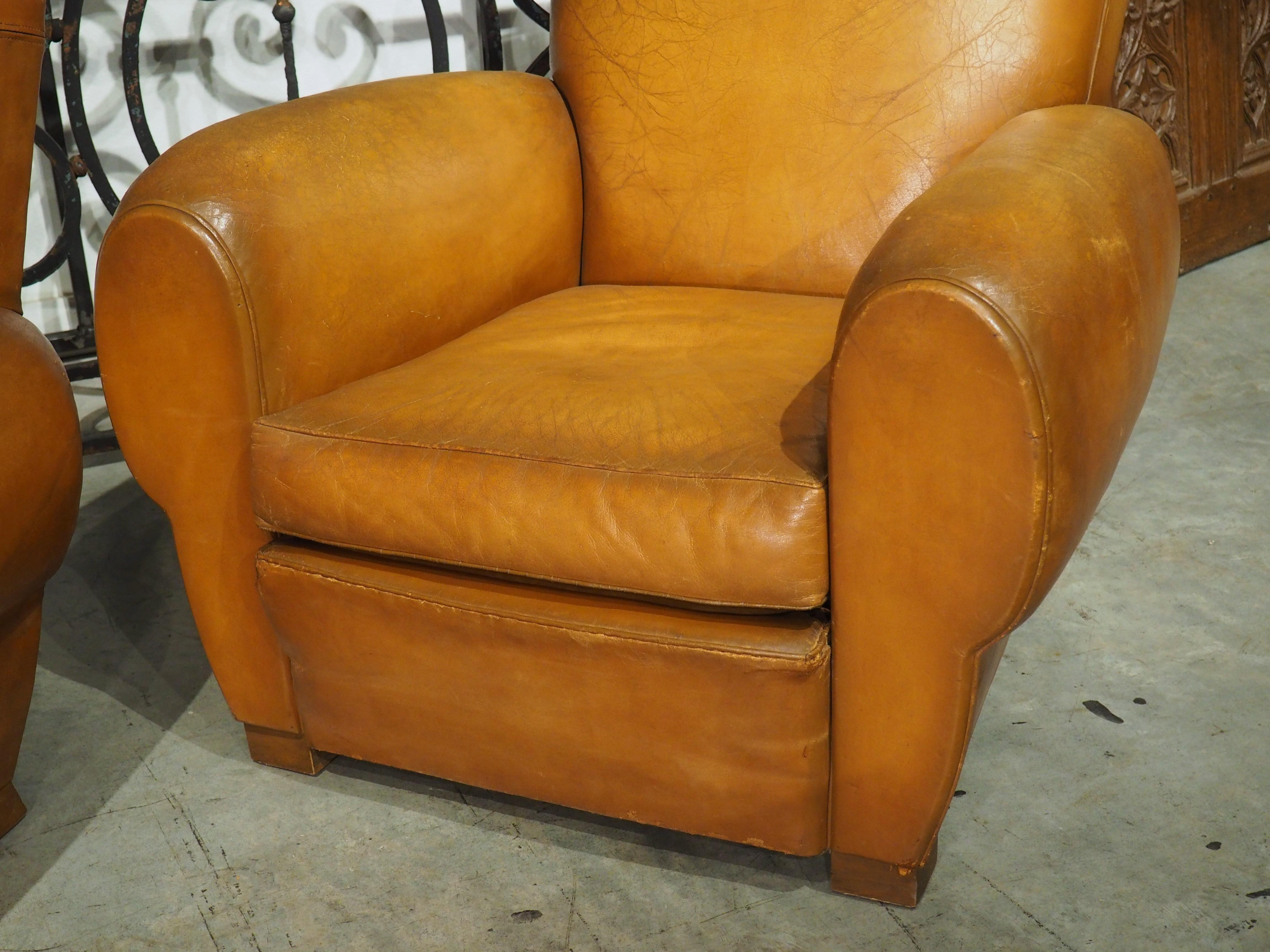 Club chairs, which are armchairs completely covered in leather, first appeared in France at the beginning of the 20th century. Originally called fauteuil comfortable (“comfortable armchairs”), authentic club chairs are covered in sheepskin leather.