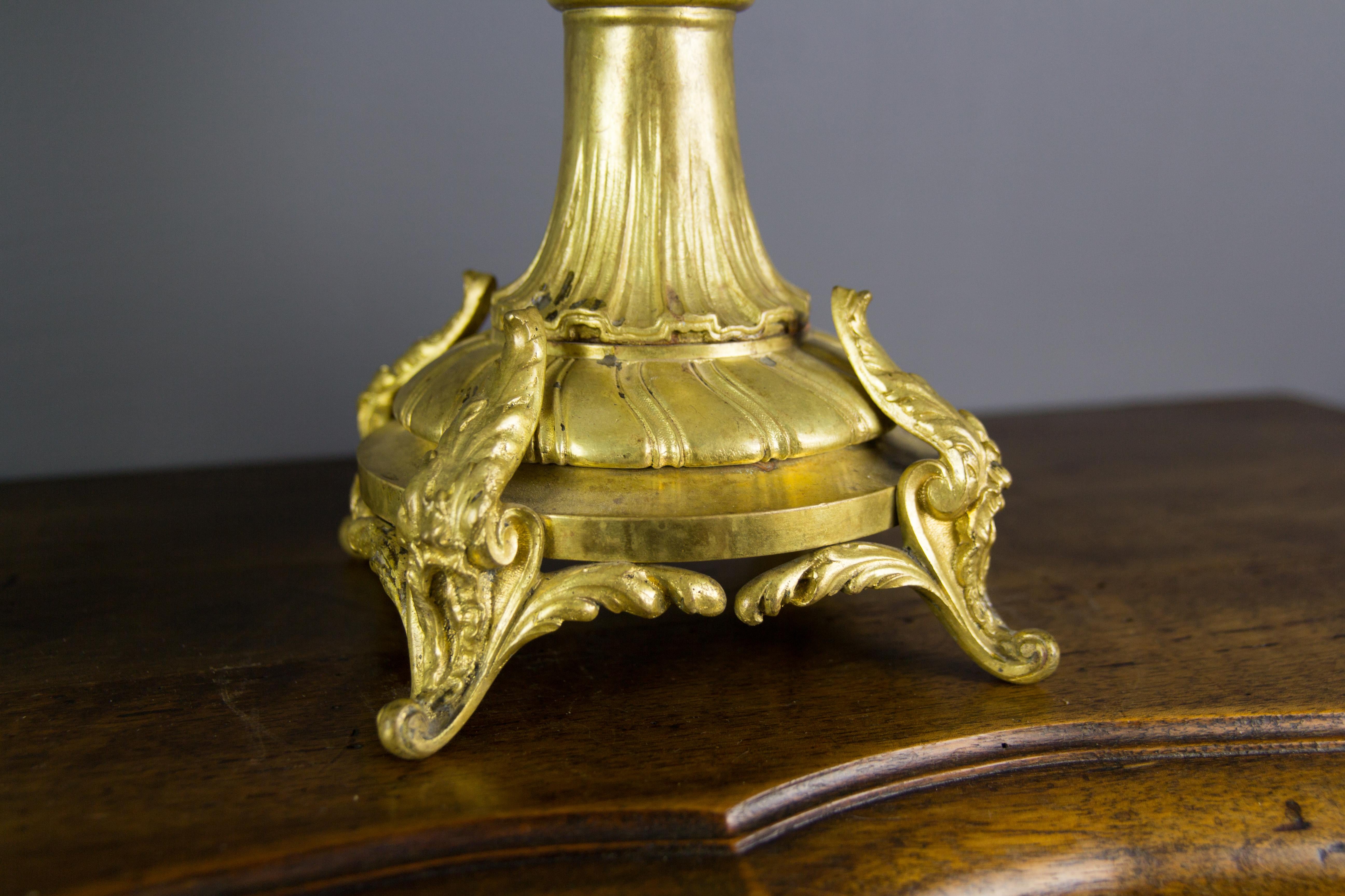 Paar große französische Bronzekandelaber im Louis-XV-Stil mit fünf Leuchten im Angebot 7
