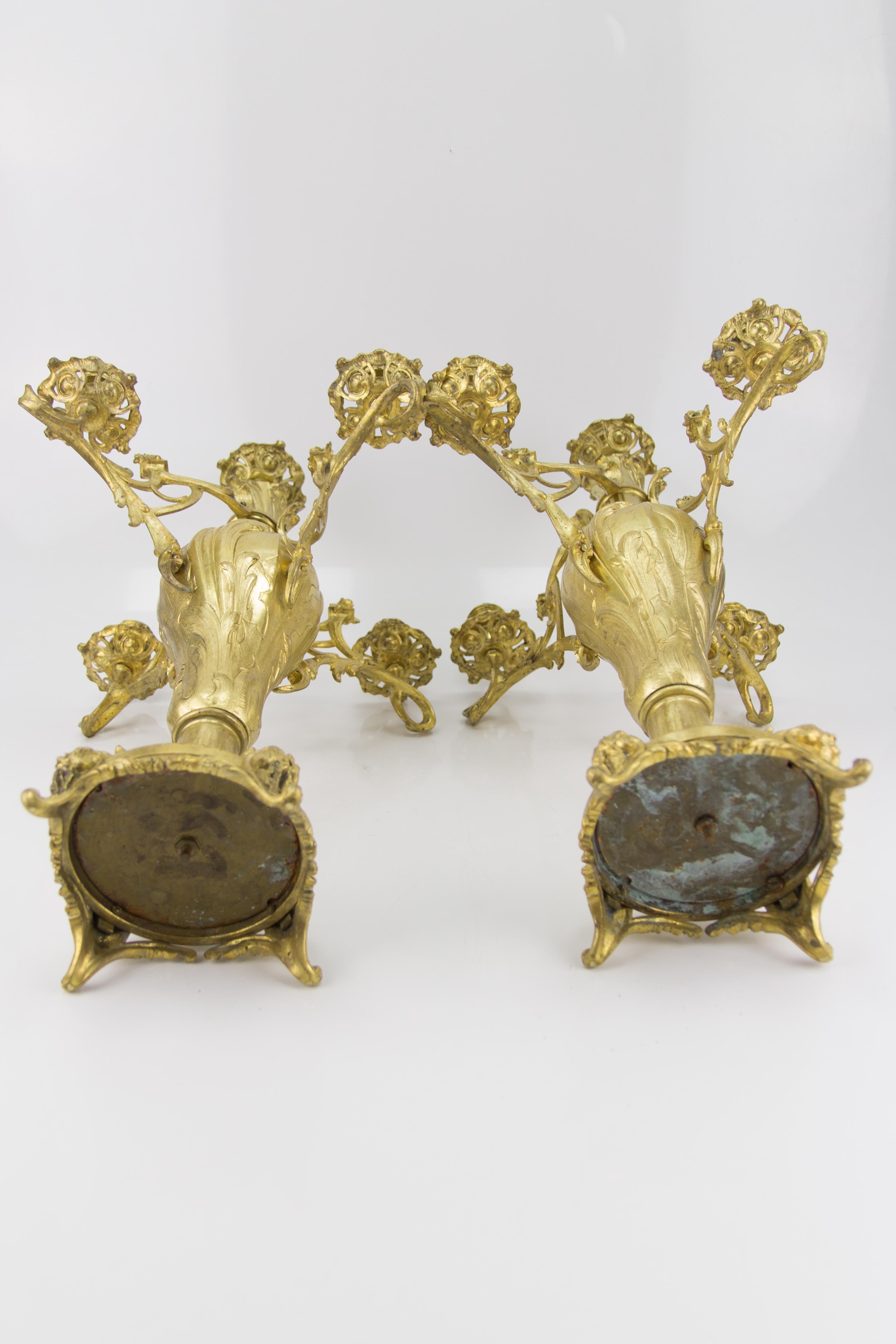 Paar große französische Bronzekandelaber im Louis-XV-Stil mit fünf Leuchten im Angebot 10