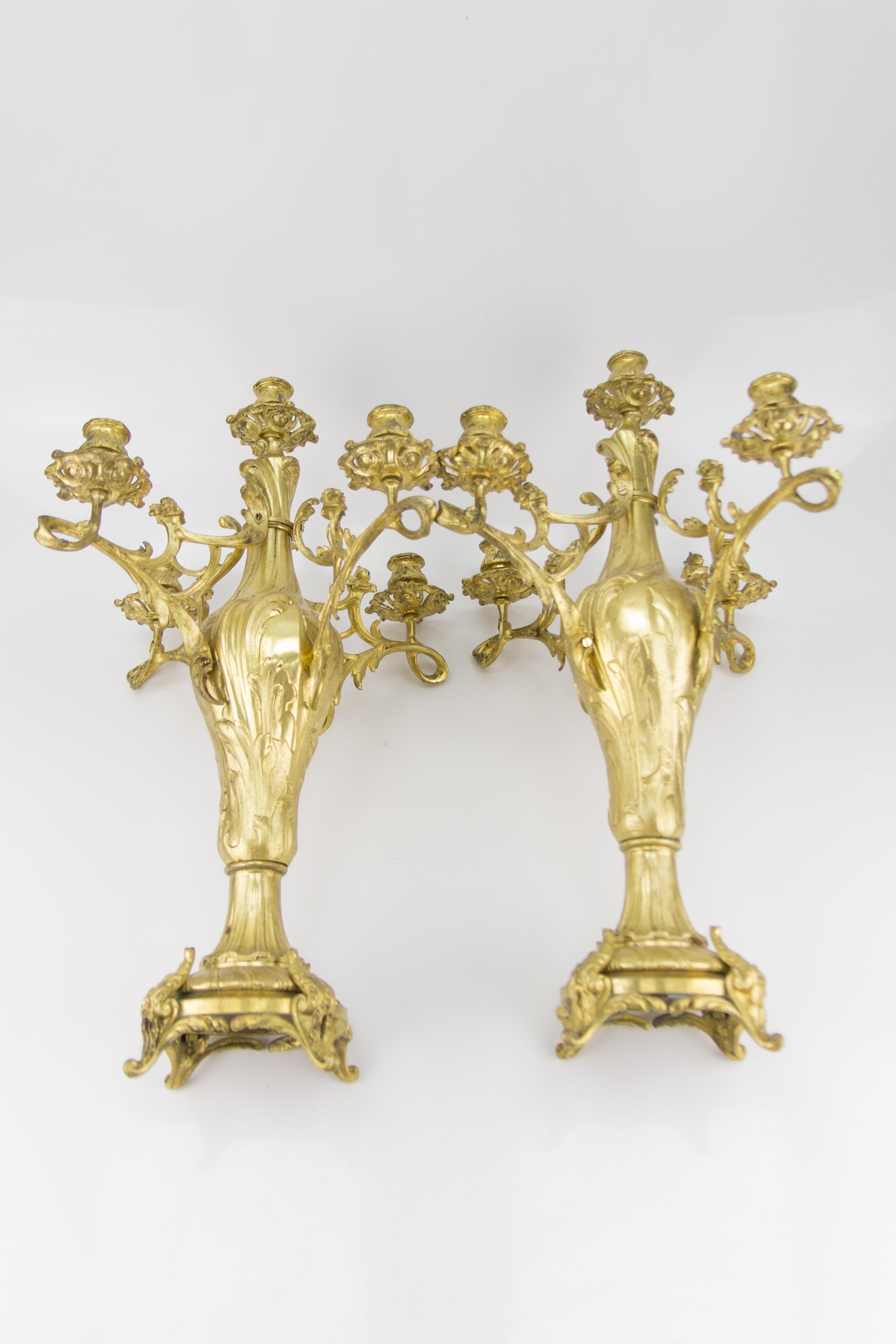 Paar große französische Bronzekandelaber im Louis-XV-Stil mit fünf Leuchten im Angebot 11