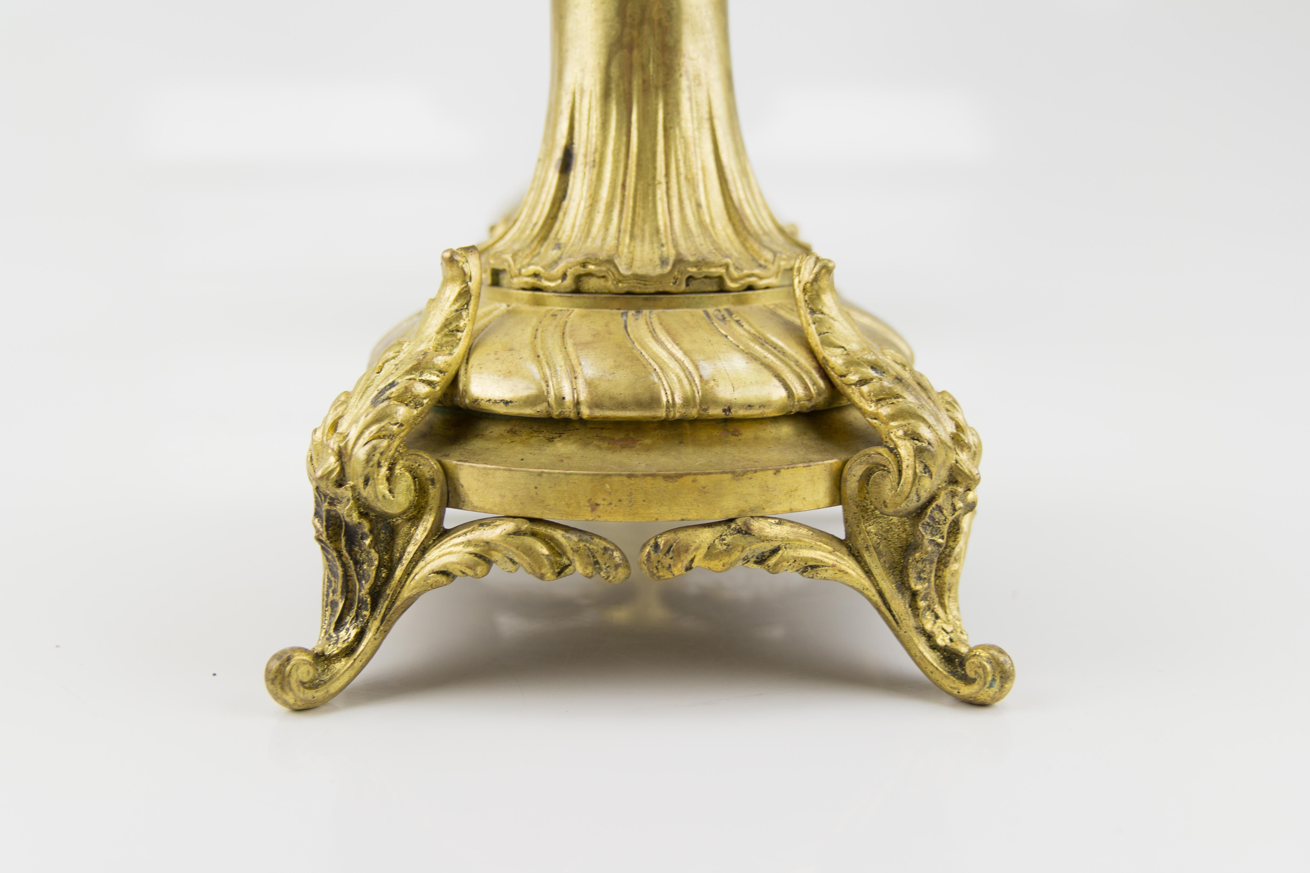 Paar große französische Bronzekandelaber im Louis-XV-Stil mit fünf Leuchten im Angebot 13
