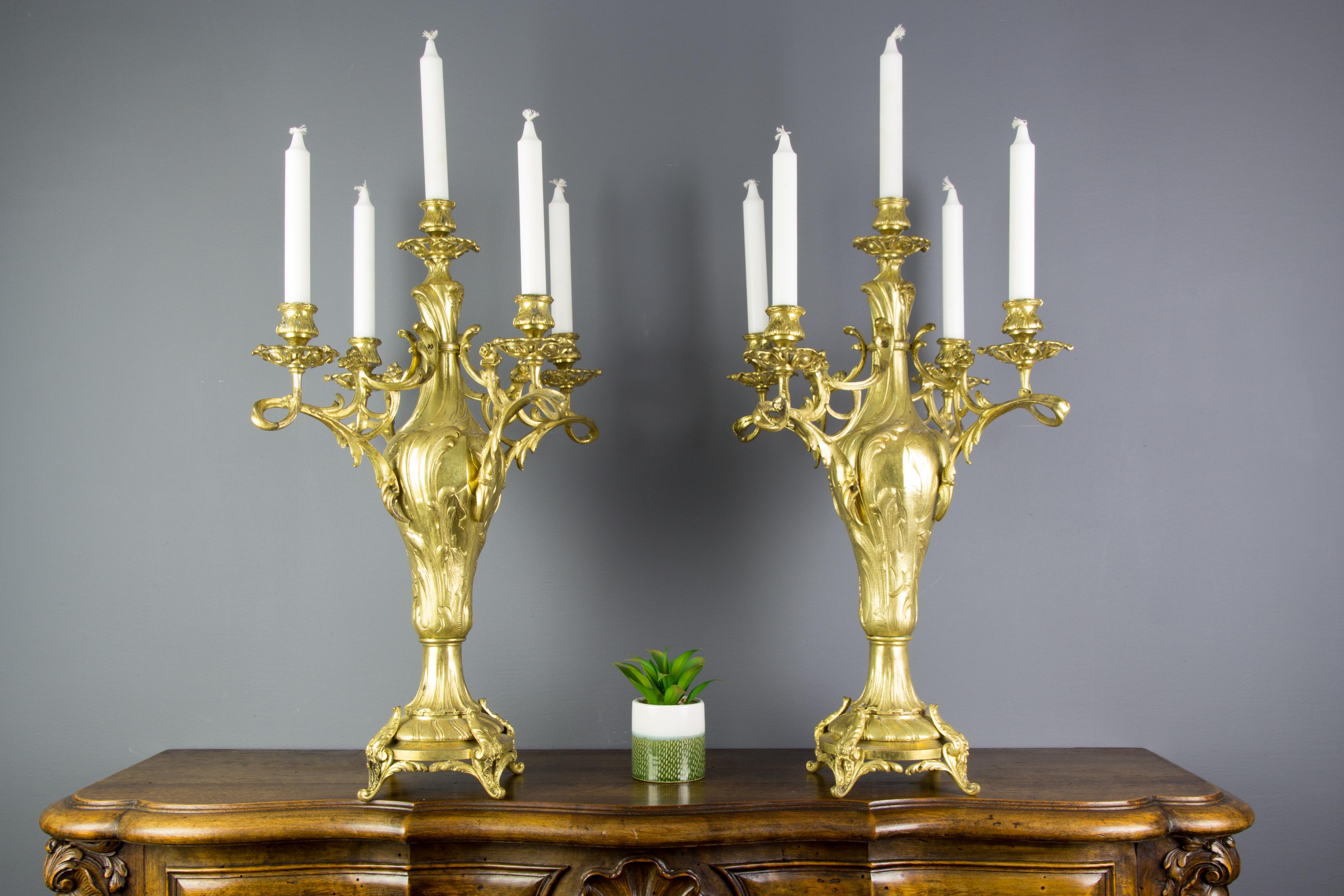 Paar große französische Bronzekandelaber im Louis-XV-Stil mit fünf Leuchten (Louis XV.) im Angebot
