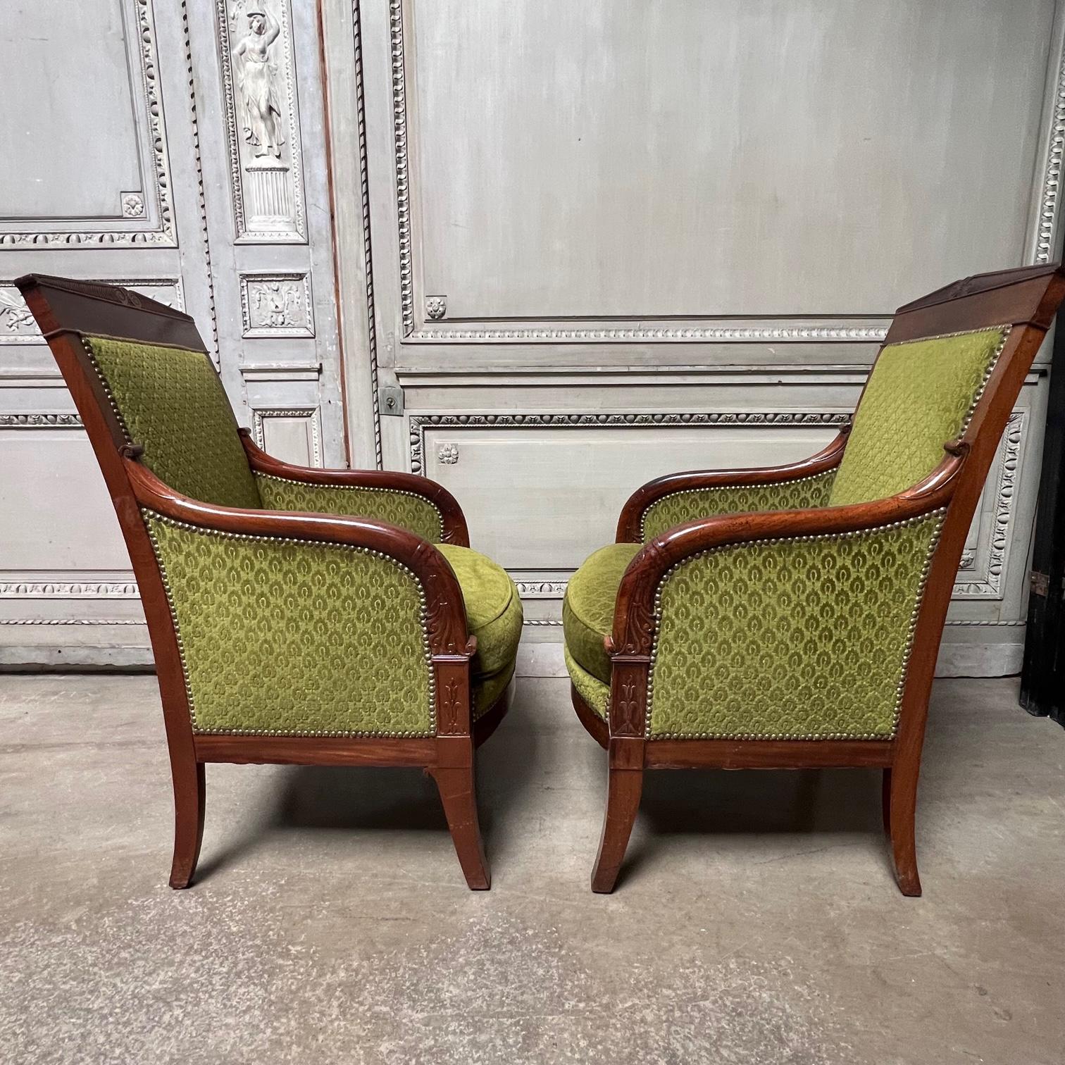 Pair of Large French Mahogany Charles X Bergeres In Good Condition For Sale In Dallas, TX