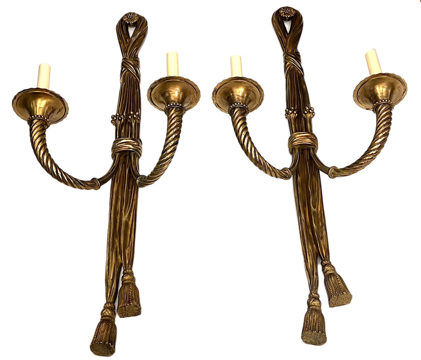Coppia di grandi appliques francesi in bronzo fuso del 1920 circa con patina originale.

Misure:
Altezza: 33,5
Larghezza: 13,75
Profondità: 7,5
