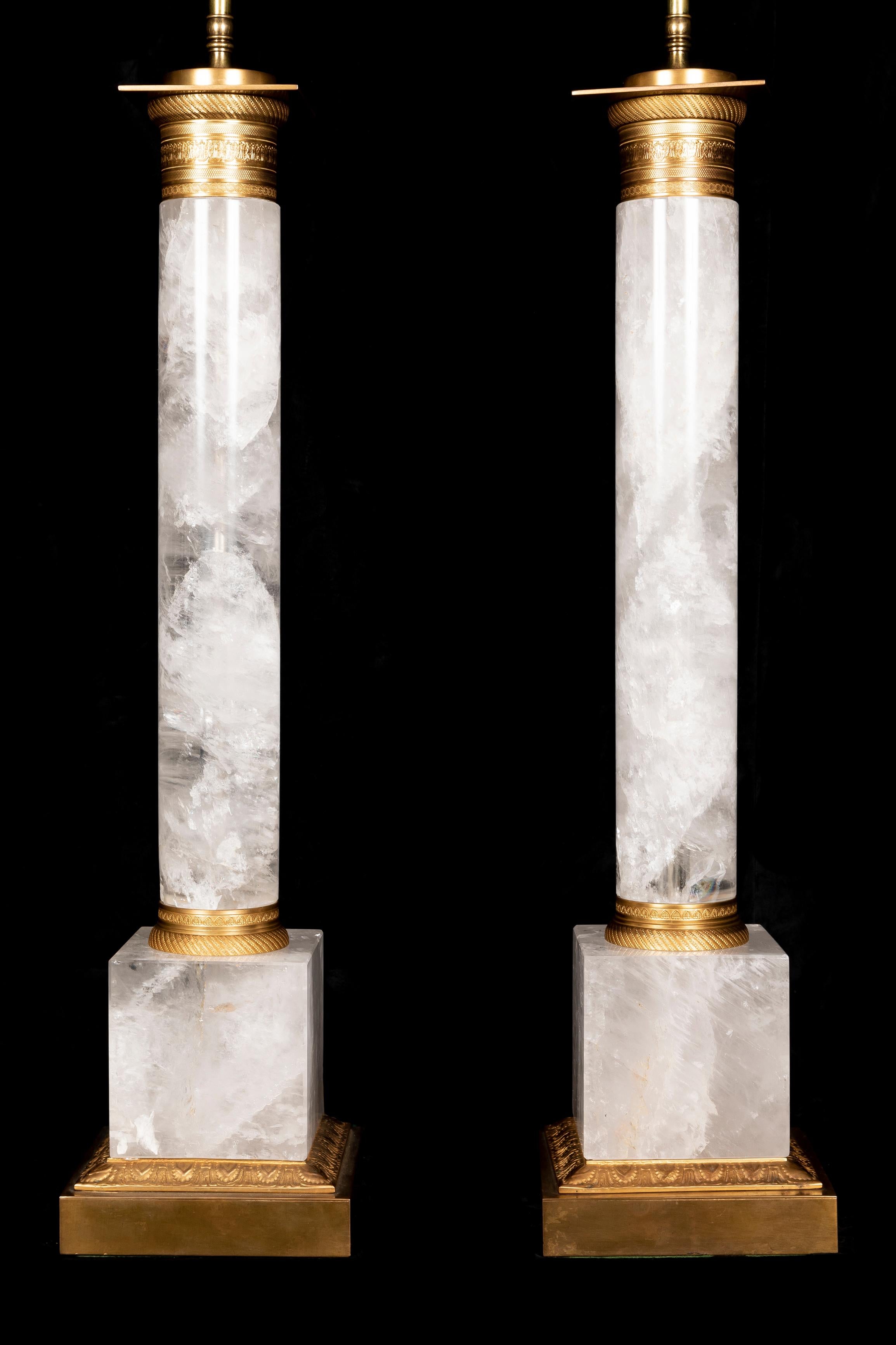 Bellissima coppia di grandi lampade neoclassiche francesi in bronzo dorato e cristallo di rocca tagliato.  Le sezioni superiori sono costituite da un unico pezzo solido di cristallo di rocca naturale colonnare intagliato e lucidato a mano. La base è